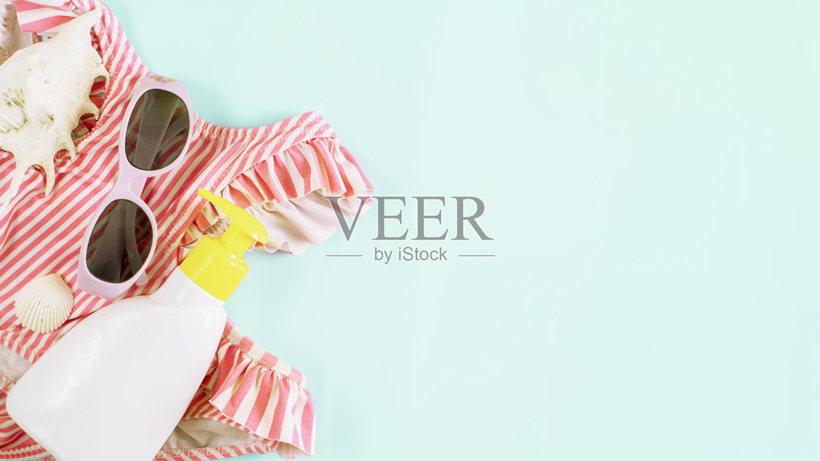 夏天的概念。贝壳,海配件,从上面看与复制空间。照片摄影图片