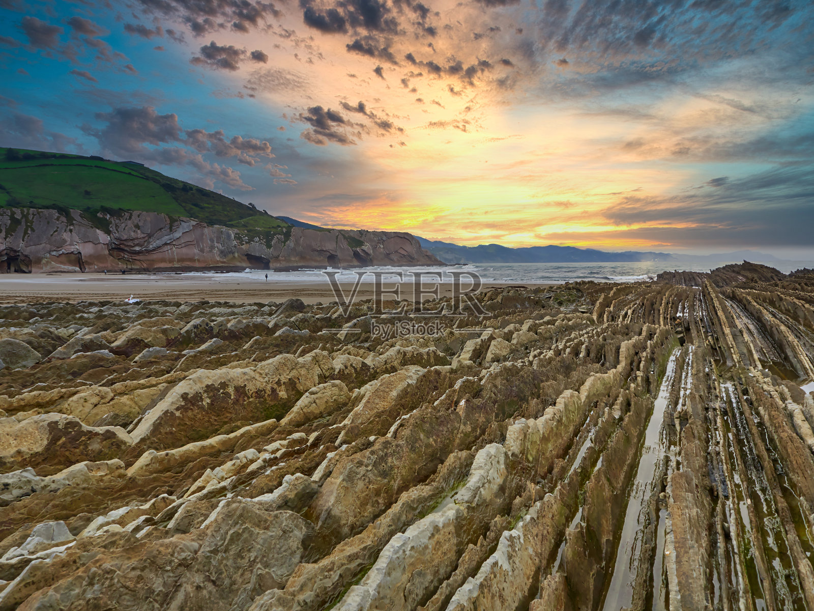 复理石层、复理石悬崖,巴斯克海岸,联合国教科文组织全球地质公园,欧洲地质公园网络,祖马亚,Guipúzcoa,西班牙巴斯克地区,欧洲照片摄影图片