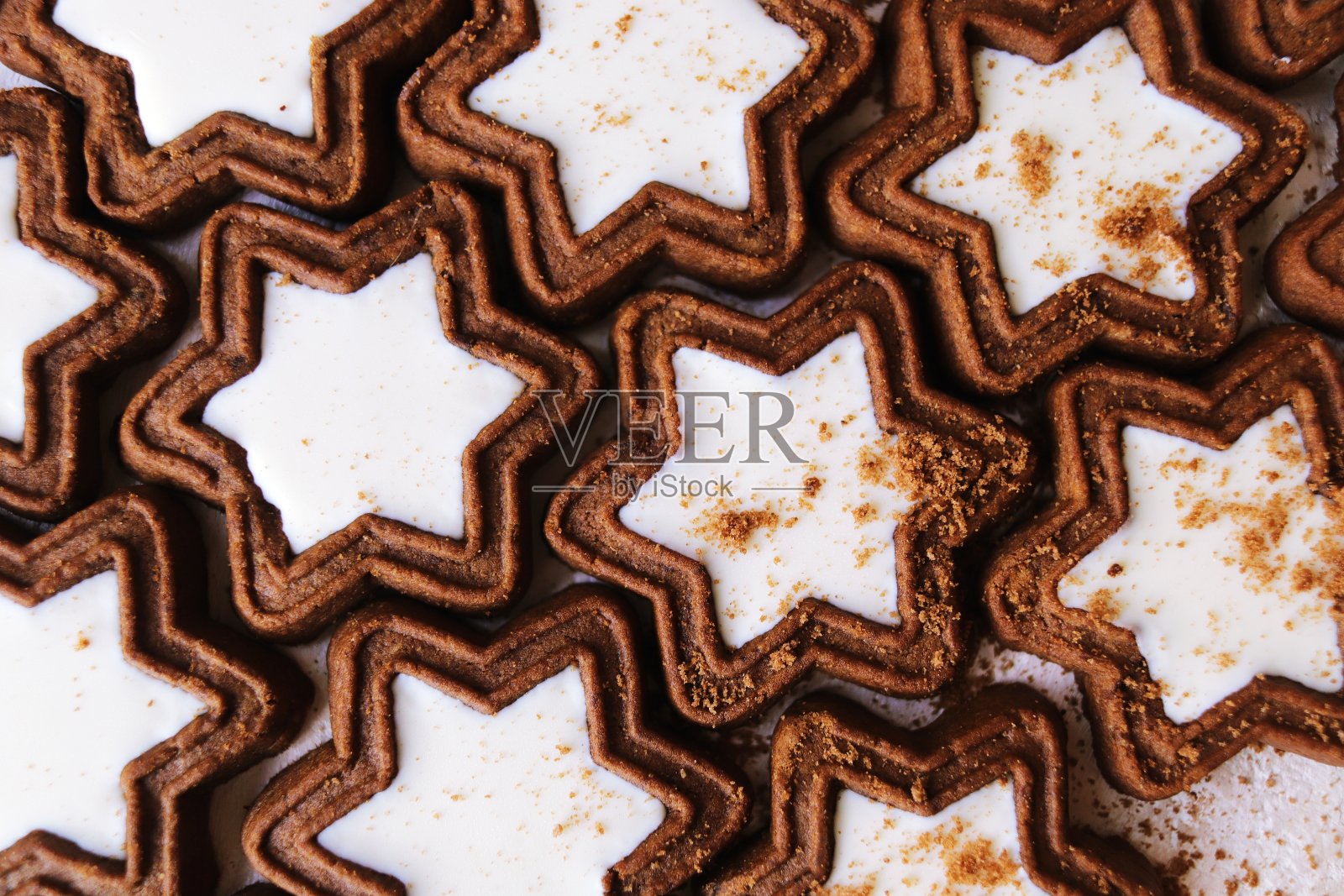 巧克力饼干和奶油在一个较轻的背景照片摄影图片