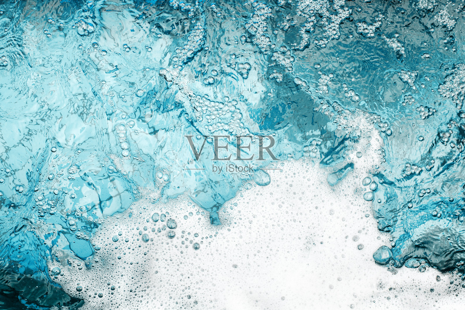 白色泡沫清澈的蓝色水背景特写,海洋或海洋泡沫波浪边框,泡沫泡沫纹理,泡沫背景,肥皂泡沫图案,肥皂洗涤剂,泡沫浴表面,淋浴,清洁和洗涤照片摄影图片