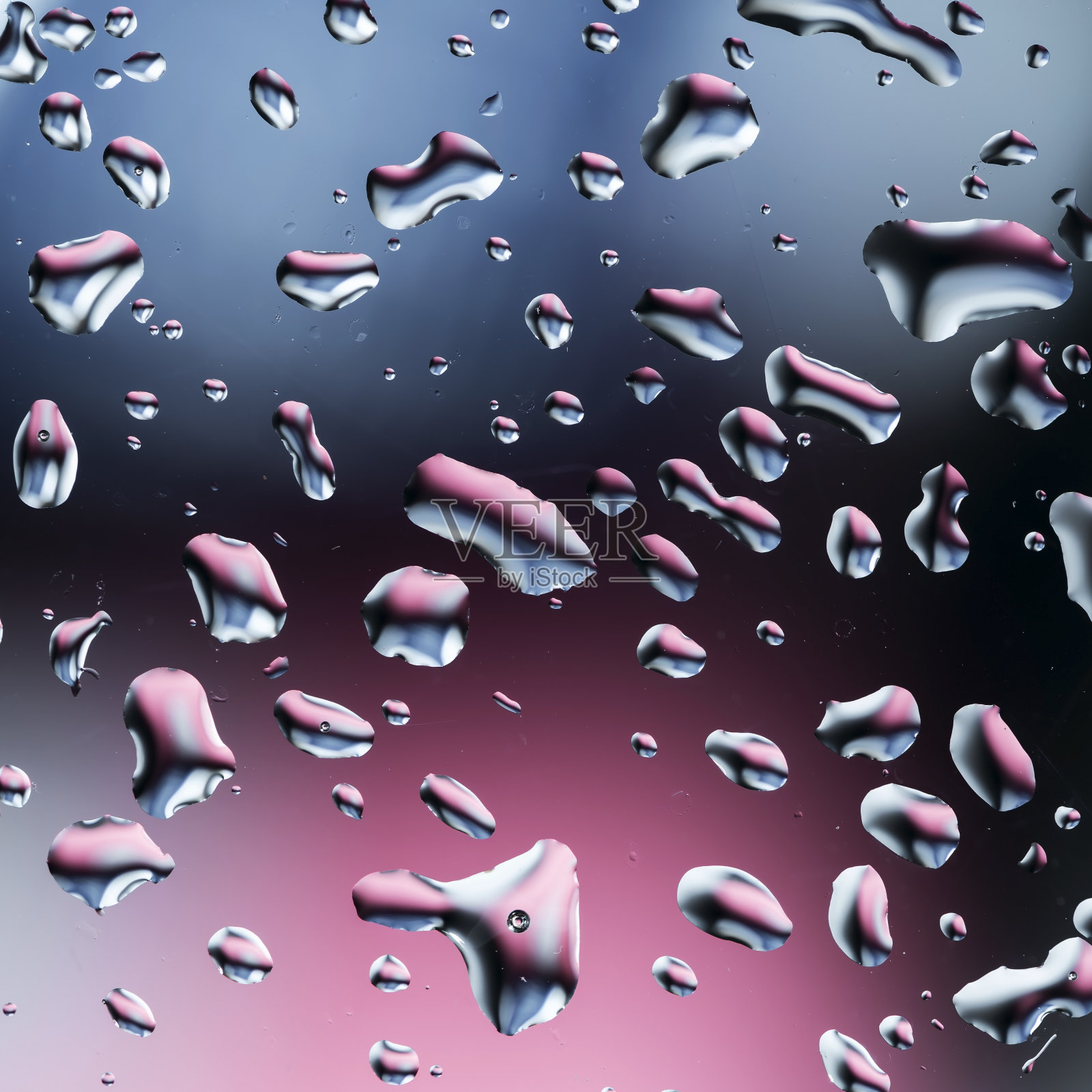 抽象的水滴与彩色模糊的背景在玻璃上照片摄影图片