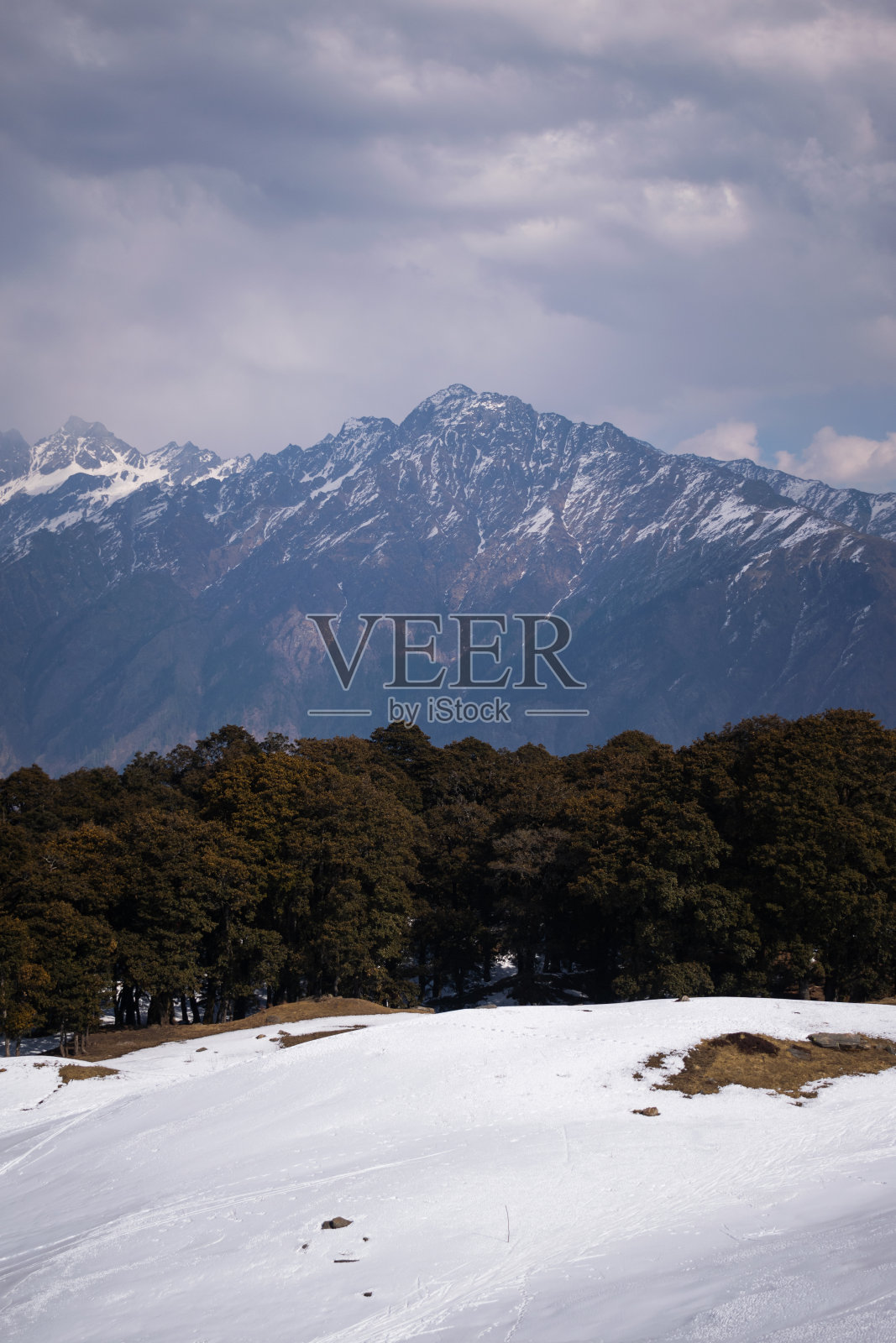 在一个阳光明媚的日子里,白雪覆盖着喜马拉雅的山峰照片摄影图片