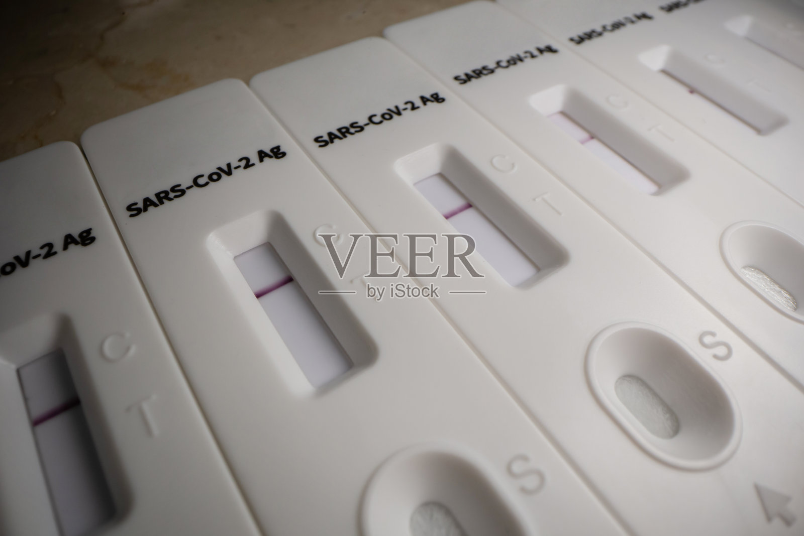 许多SARS冠状病毒快速抗原测试阴性阴性在白色背景上的宏关闭。冠状病毒危机。全球大流行。照片摄影图片