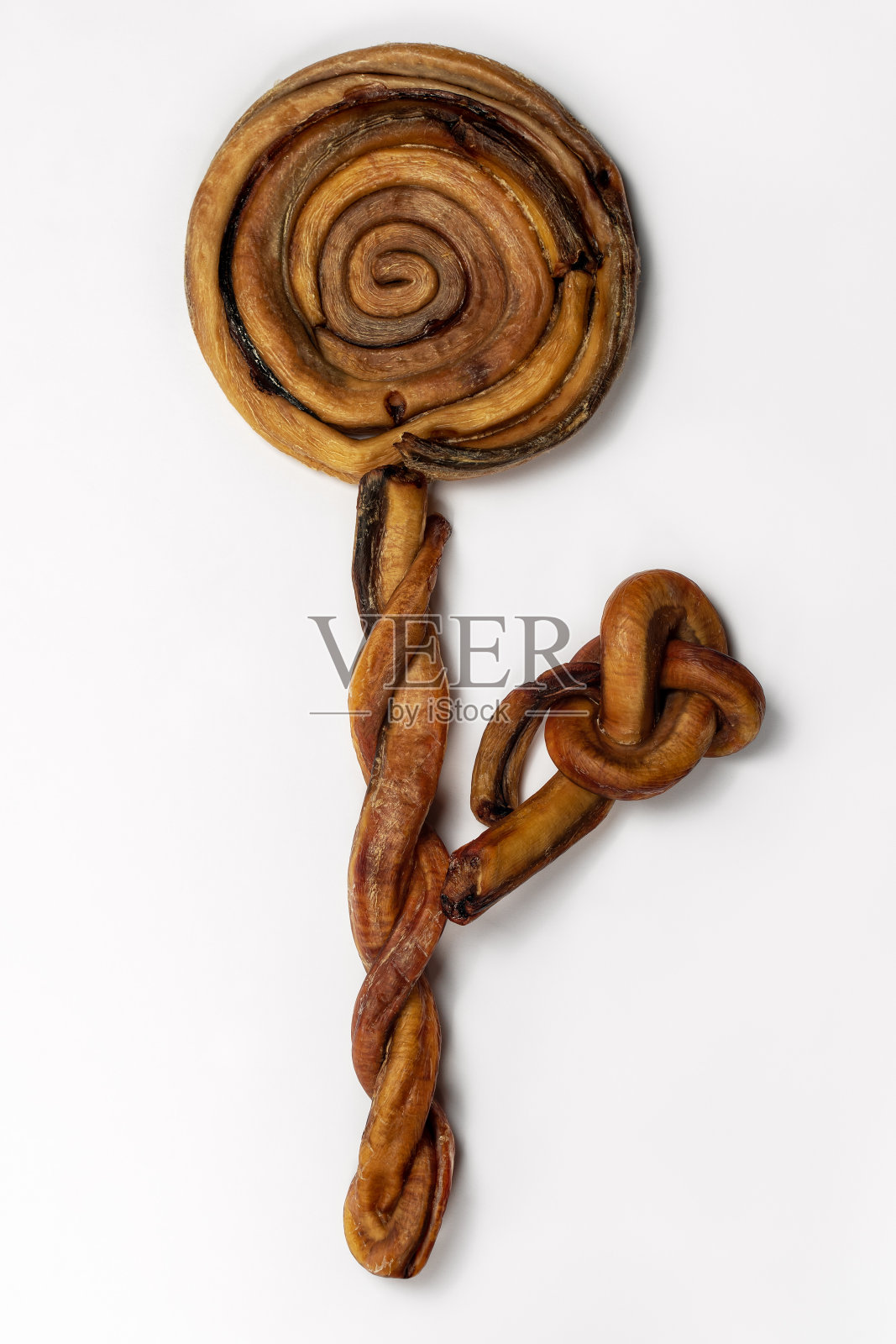 这个装置由大的干牛肉披萨在白色的背景上形成花的形状。照片摄影图片