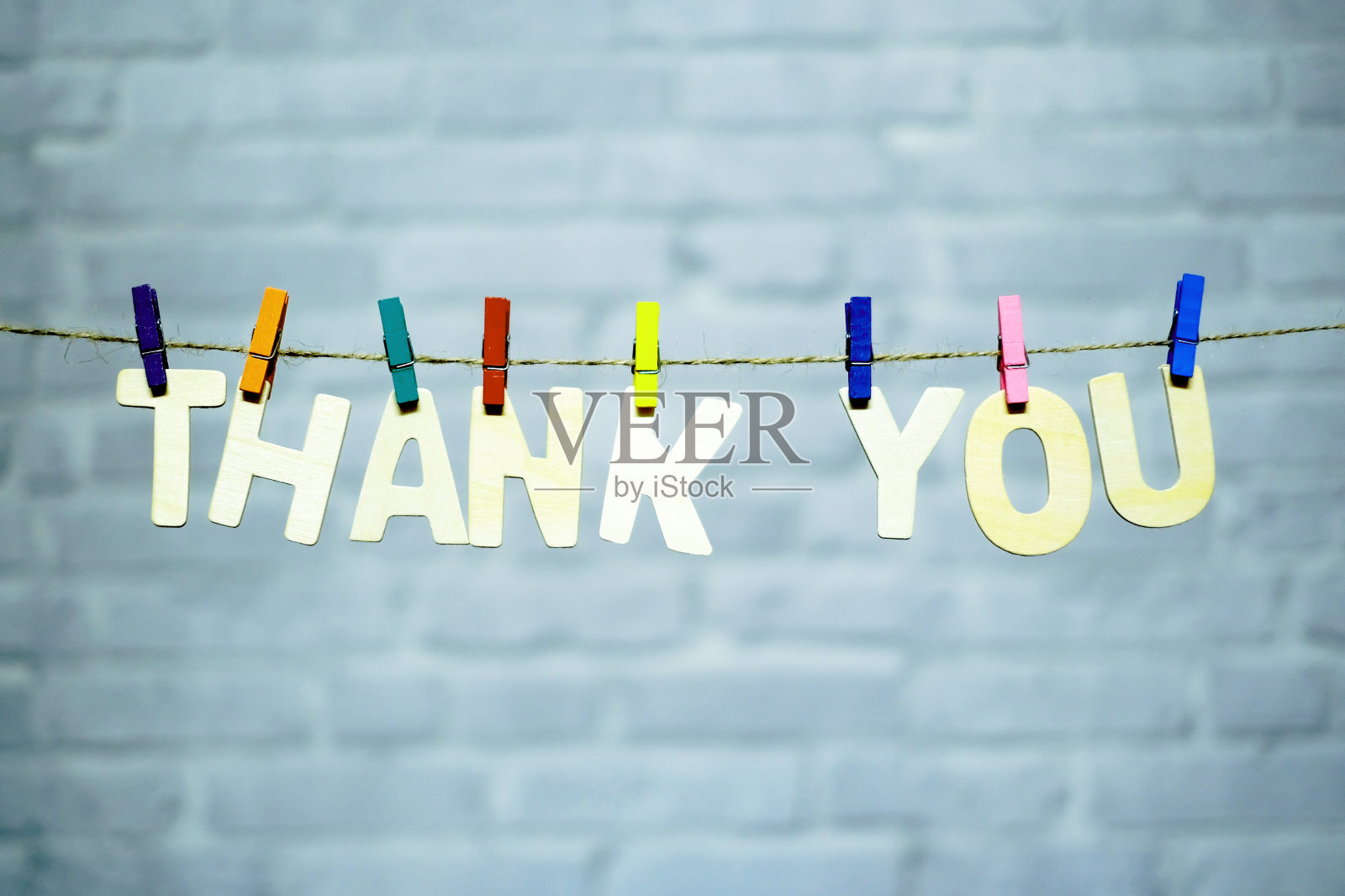 “谢谢你”两个字,挂在绳子上的木制字母。特写镜头。照片摄影图片