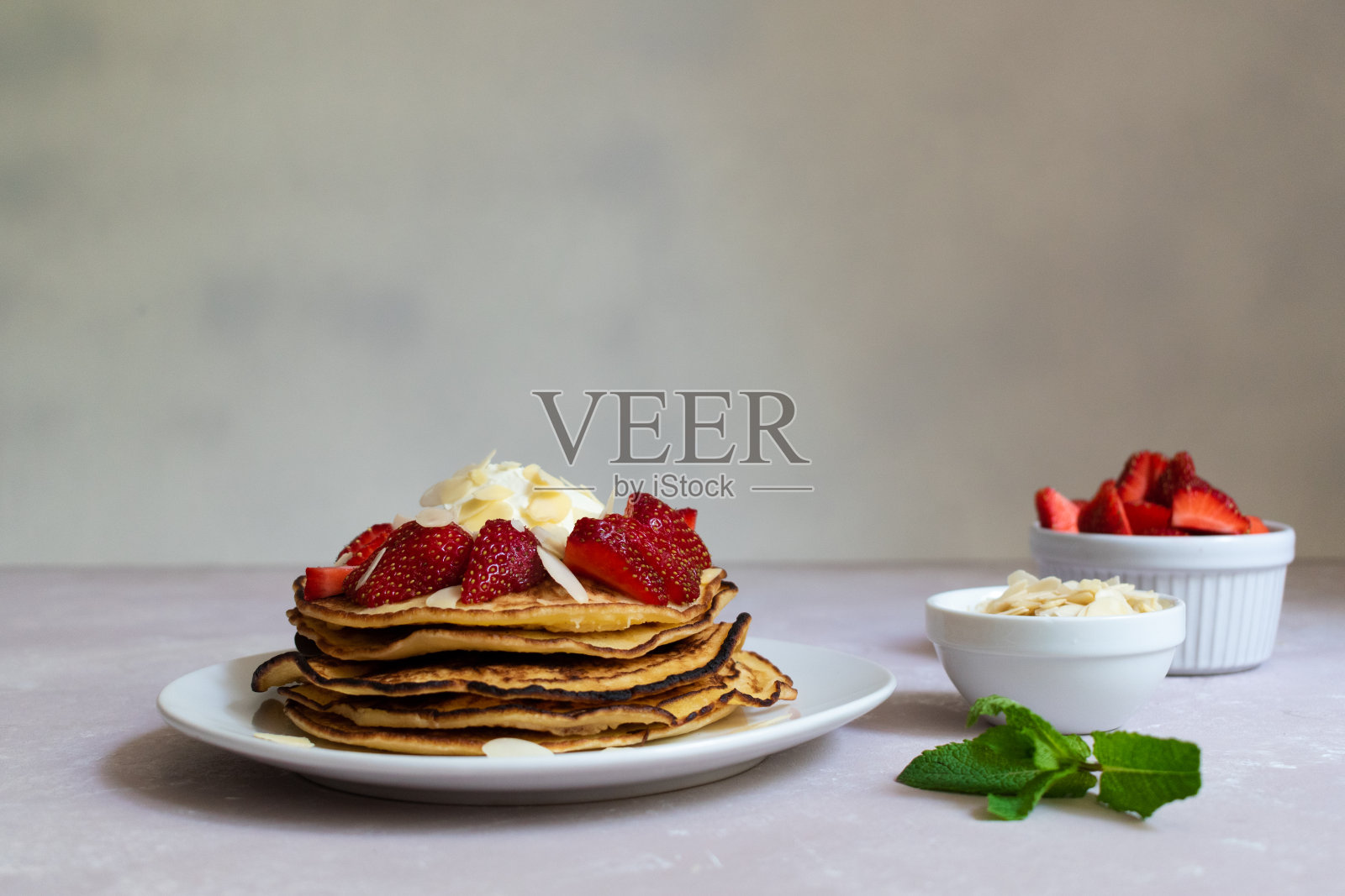 草莓煎饼,奶油芝士,杏仁片,薄荷照片摄影图片