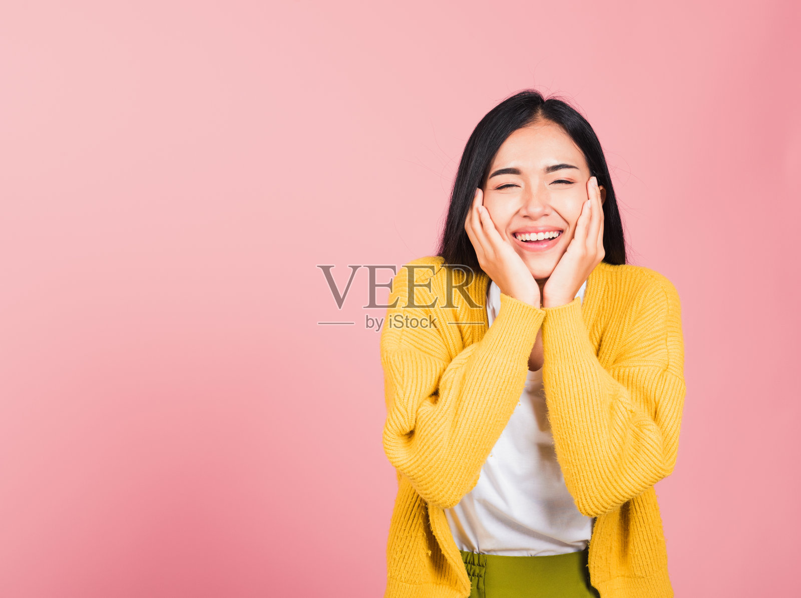 女人捂着脸颊微笑照片摄影图片