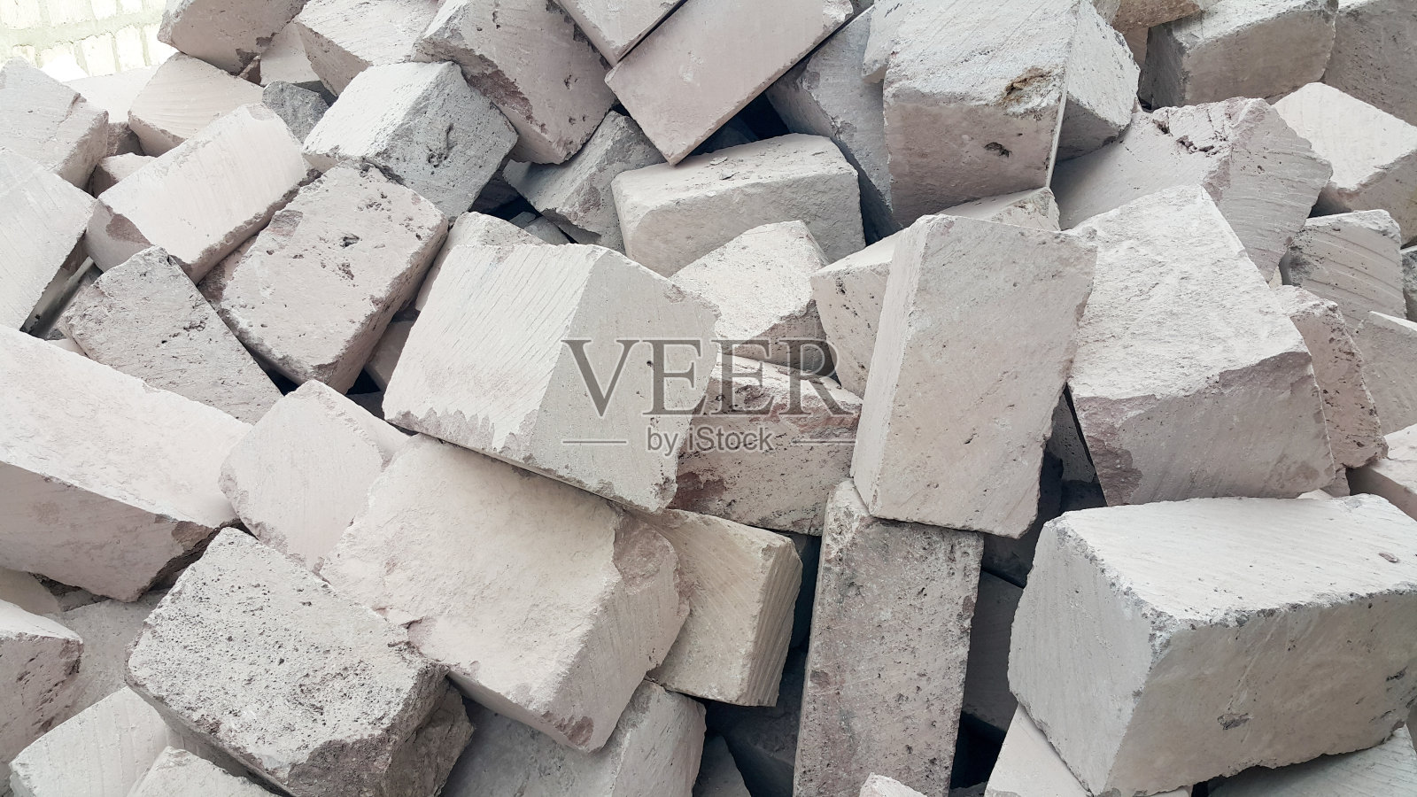 凝灰岩制成的石块。很多石头用于建造建筑。照片摄影图片