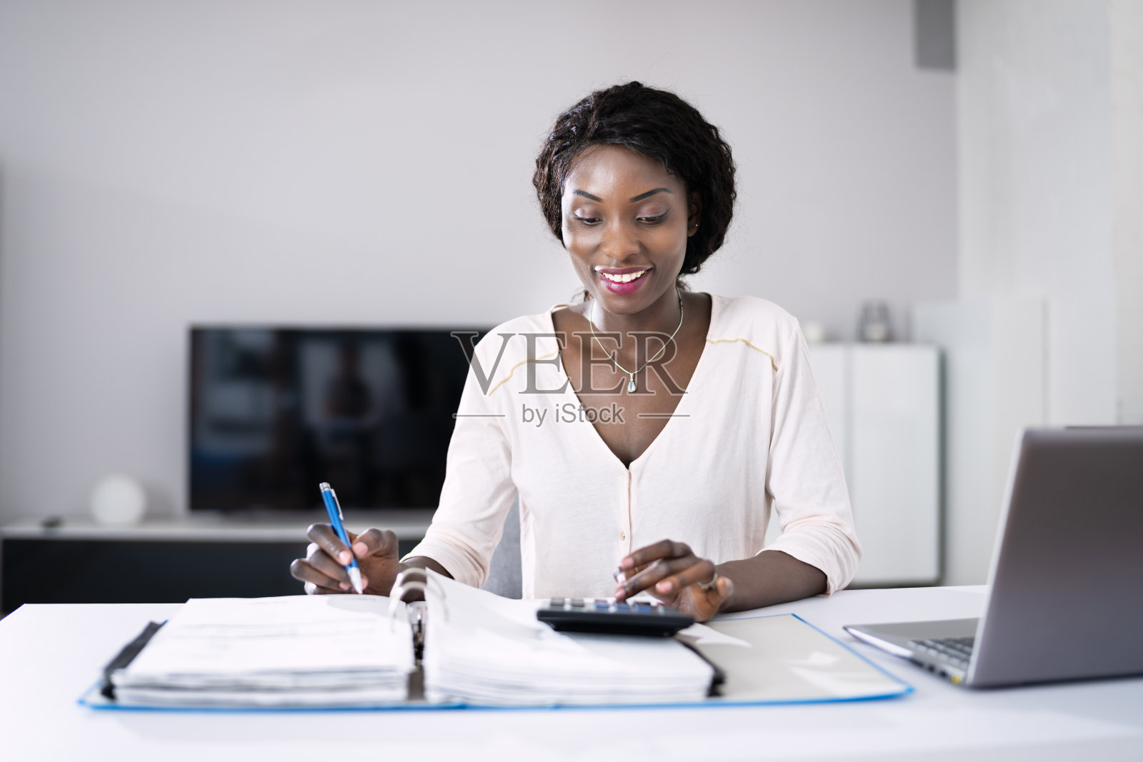 快乐的年轻非洲妇女做税收照片摄影图片