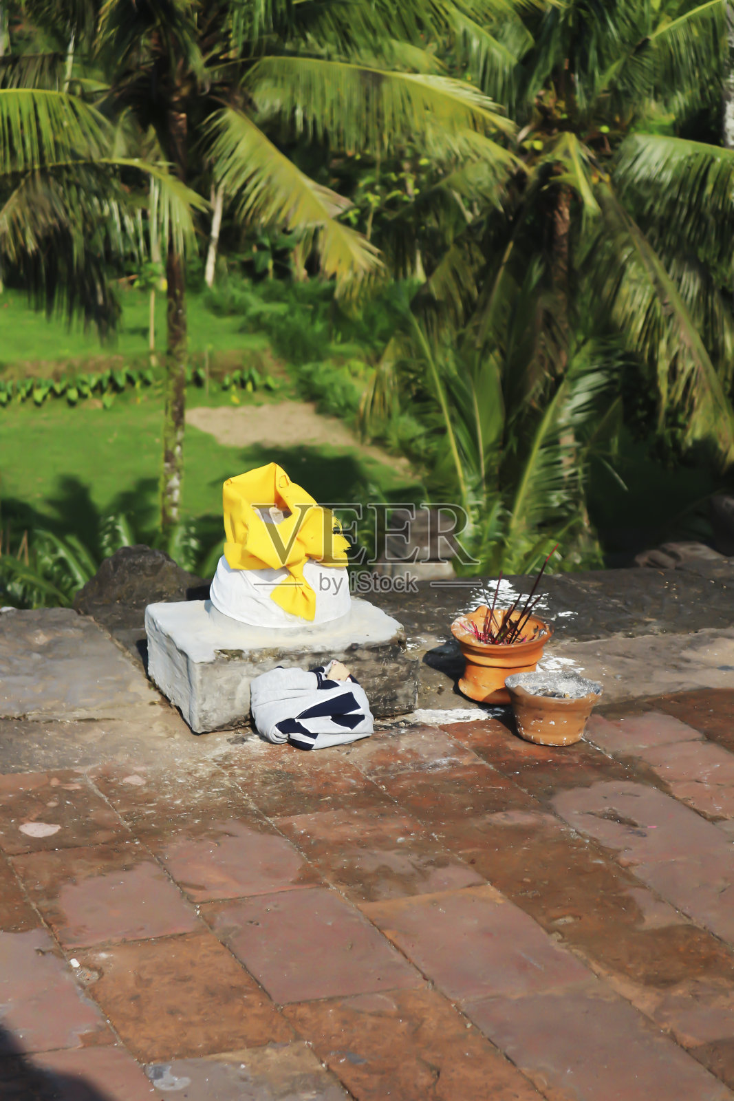 这是一种祭品,就像有熏香之类的,这是当地传统信仰的一种形式照片摄影图片