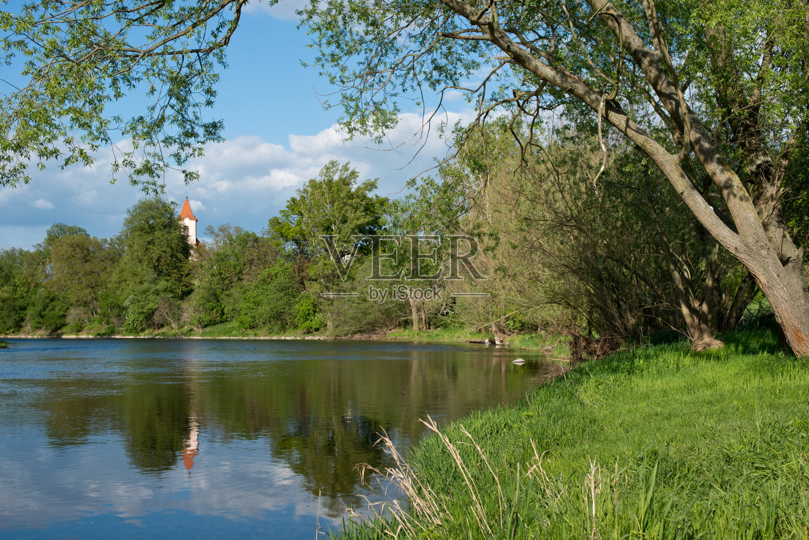 赫拉迪特村的奥赫尔河。捷克共和国。照片摄影图片