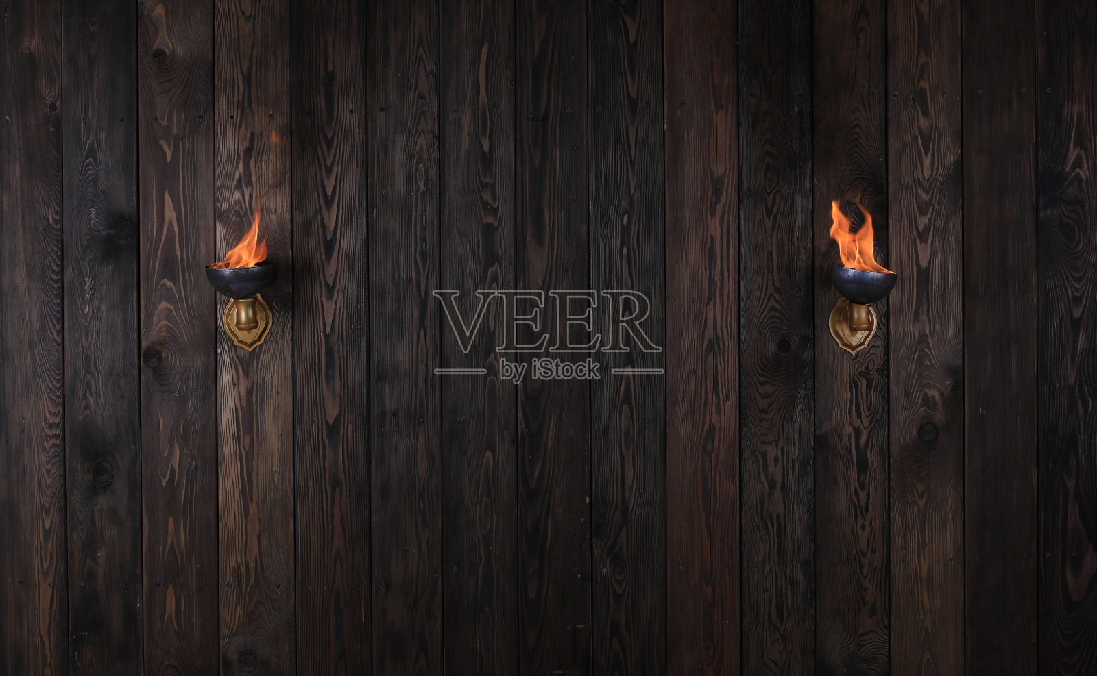 带火把的旧木墙照片摄影图片