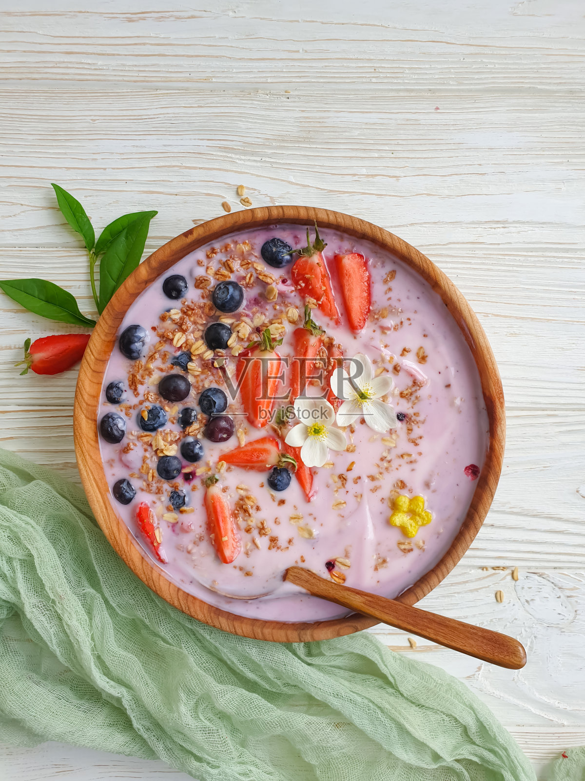 酸奶,草莓,格兰诺拉麦片,木质背景照片摄影图片