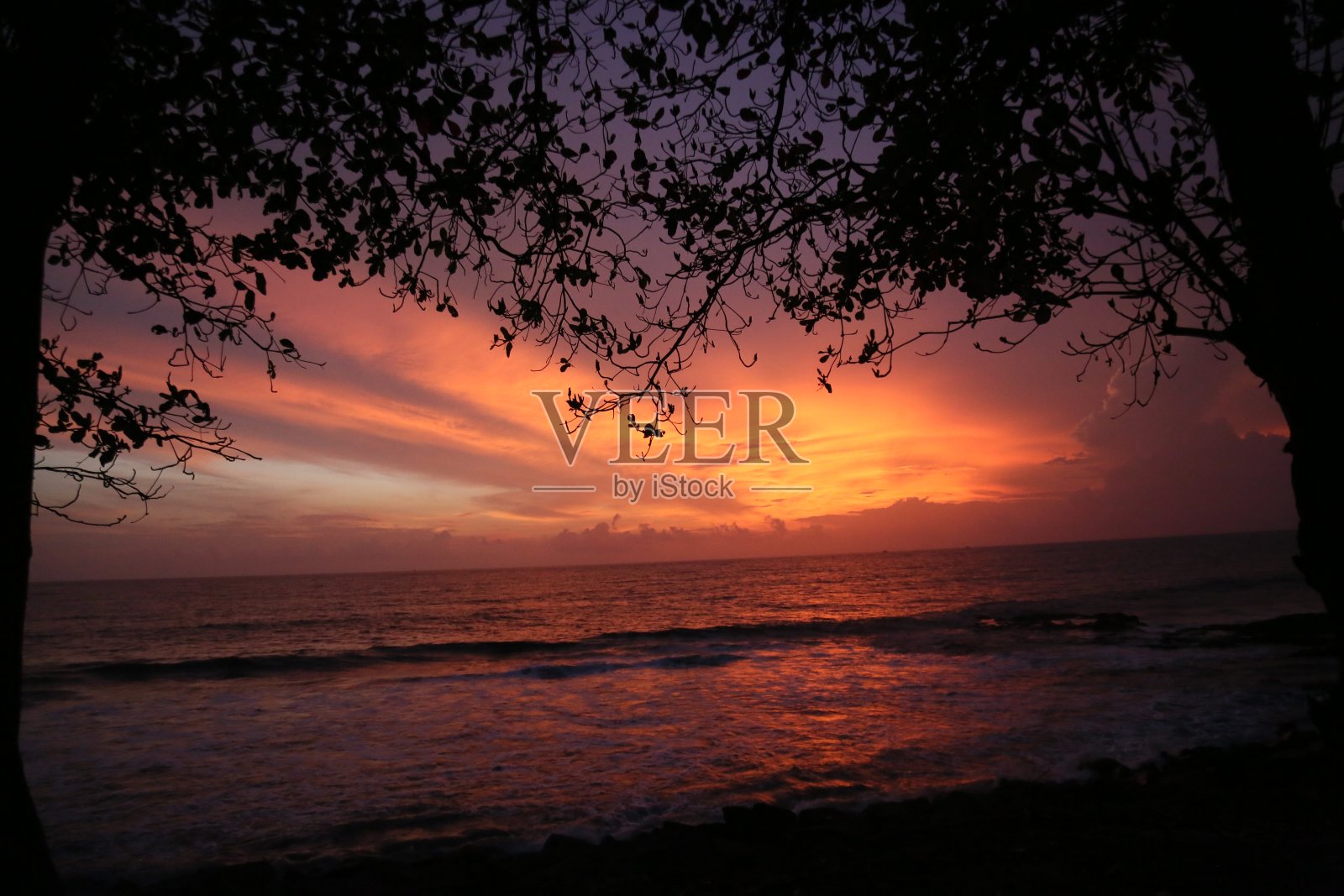 红色的夕阳的天空照片摄影图片