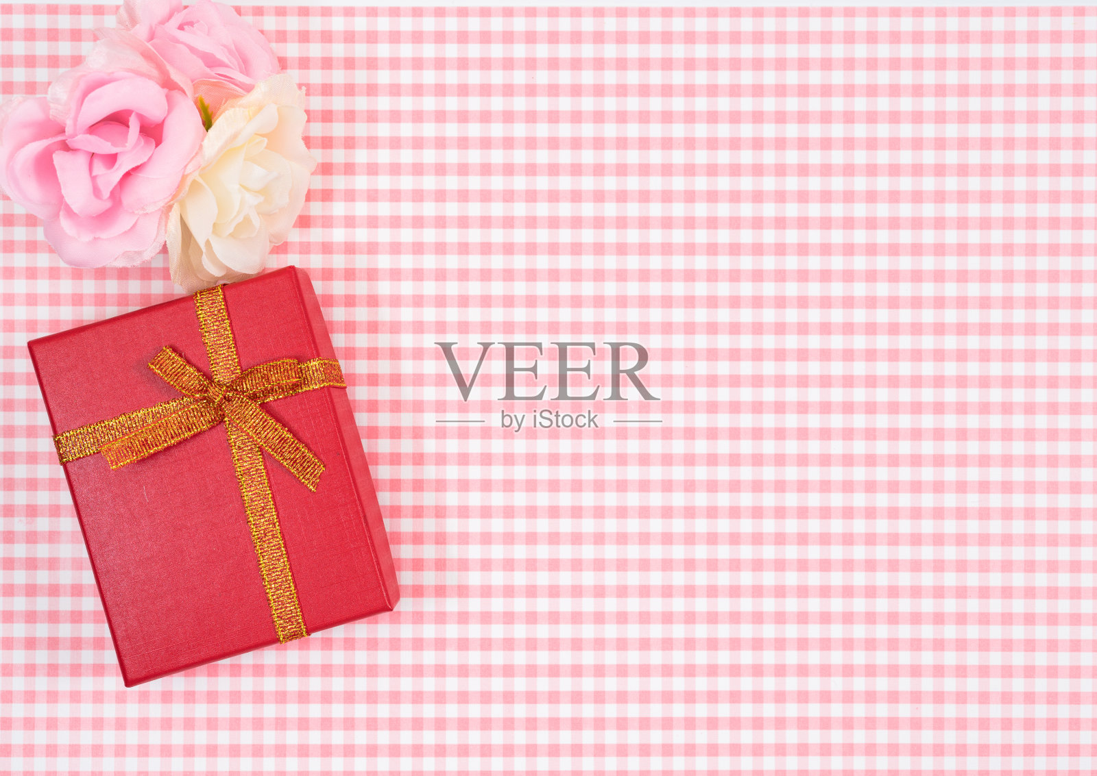 礼品盒与红色孤立在格子背景。母亲节或妇女节的节日装饰。照片摄影图片