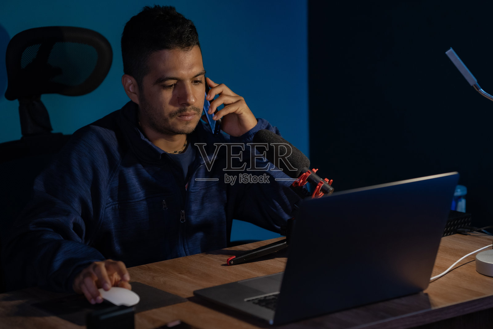 年轻的哥伦比亚拉丁裔在家里工作时打电话照片摄影图片