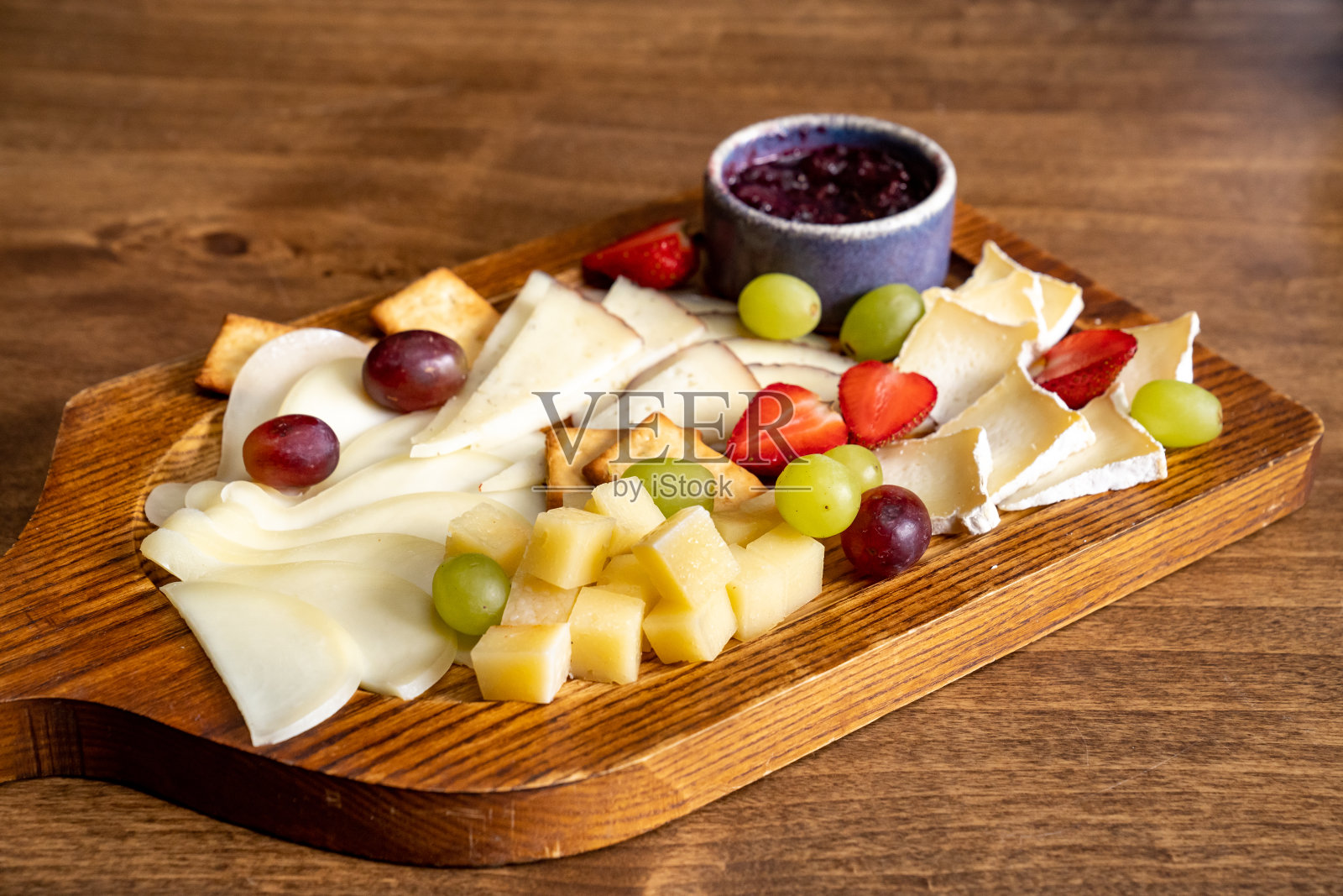 奶酪配水果放在木板上。照片摄影图片