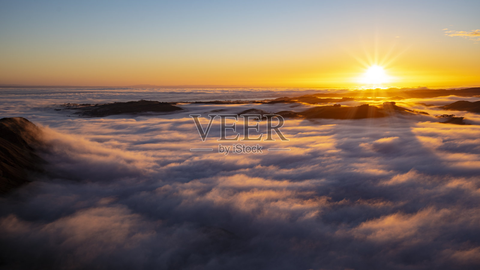 日出和晨雾,特玛塔峰,霍克湾,新西兰照片摄影图片