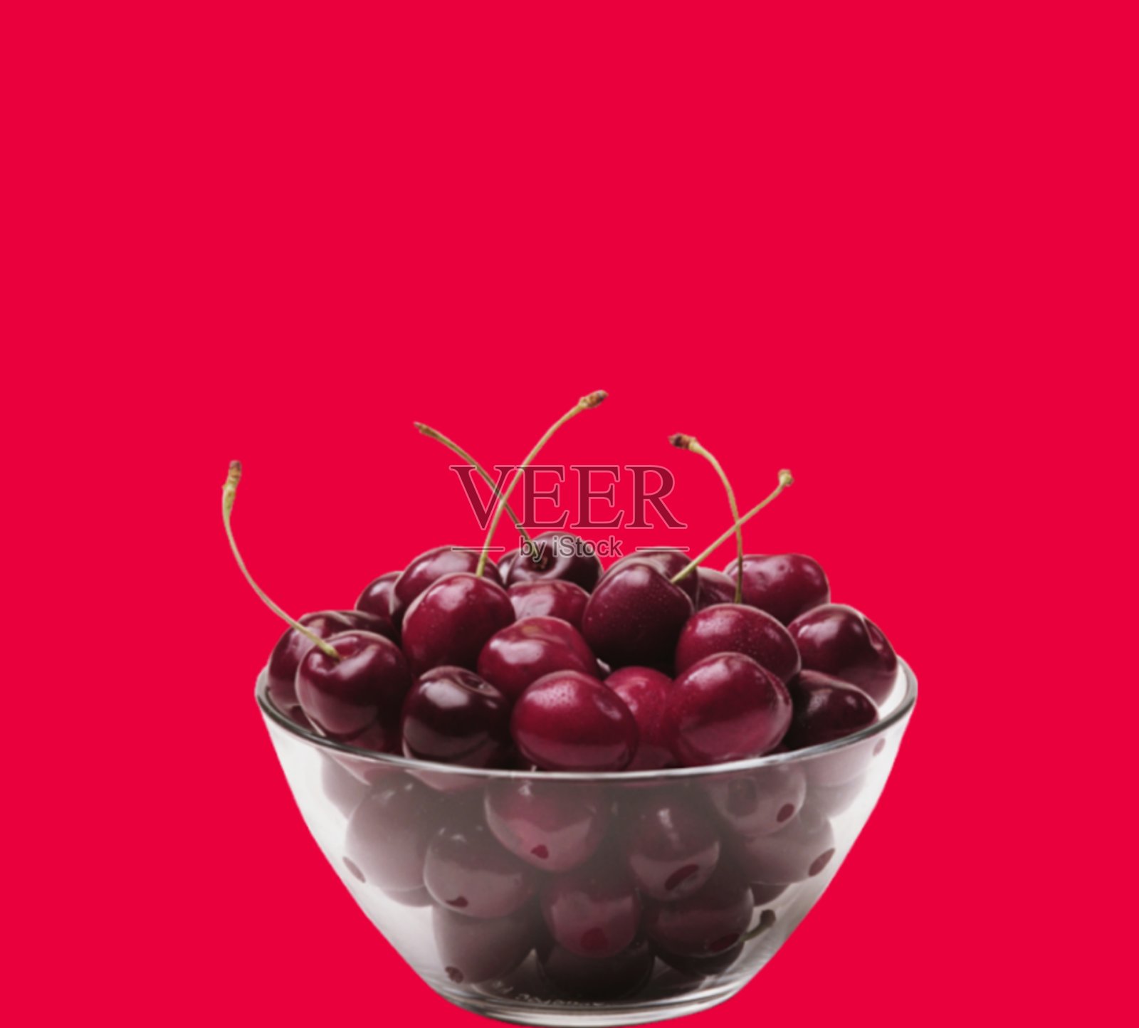 红色背景上的红樱桃照片摄影图片