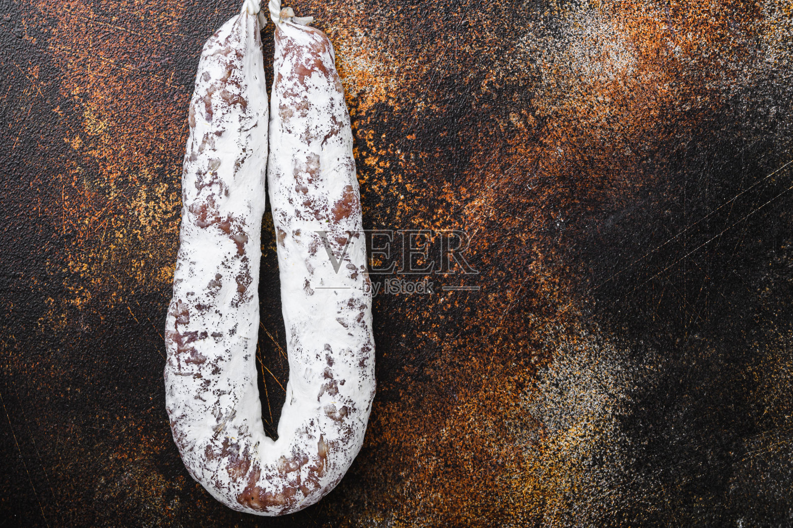 深色背景上放着西班牙香肠,平铺着拷贝空间照片摄影图片