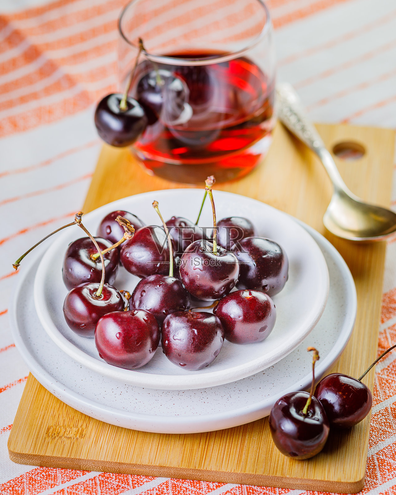 以新鲜的有机樱桃和樱桃汁为背景的静物画照片摄影图片