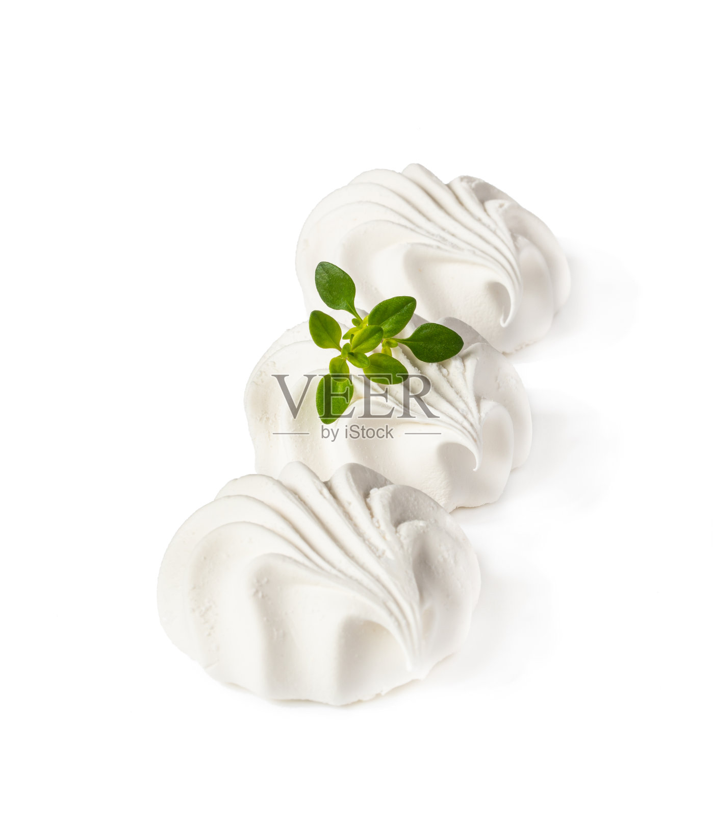 三个带薄荷的水果棉花糖被分离在白色上照片摄影图片