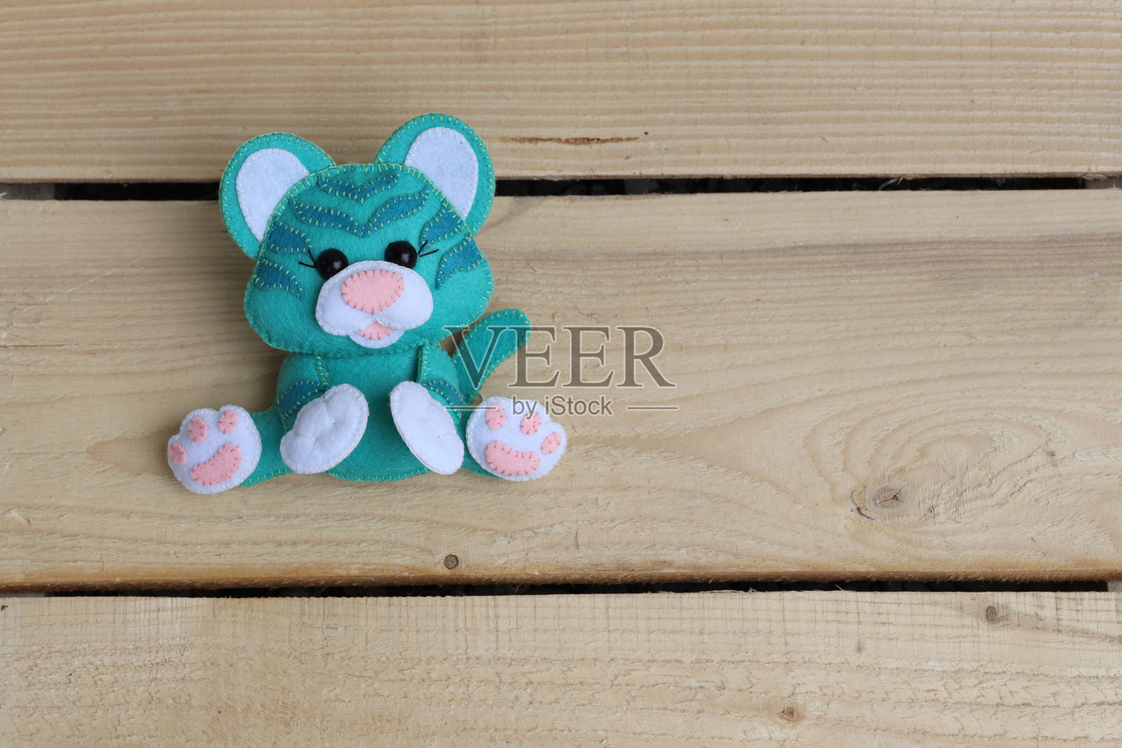 2022年的象征。柔软的玩具老虎孤立在木制背景上。照片摄影图片