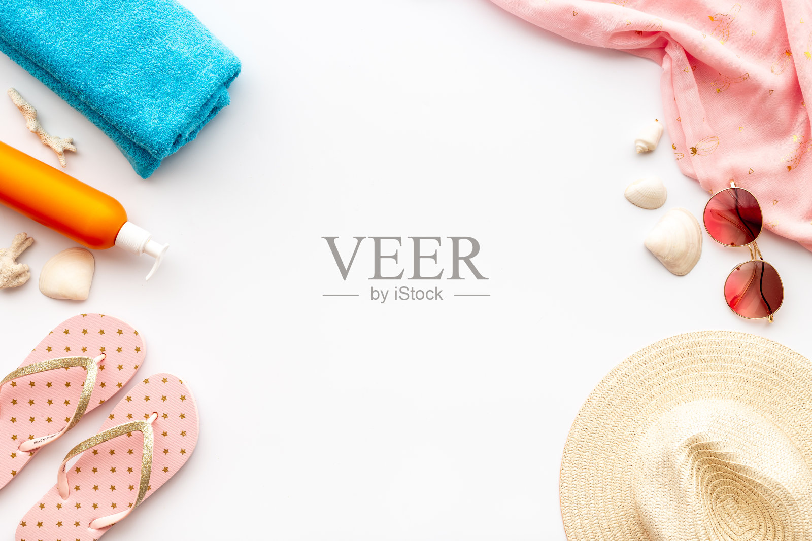 海滩配件孤立在白色。帽子,太阳镜和人字拖。俯视照片摄影图片