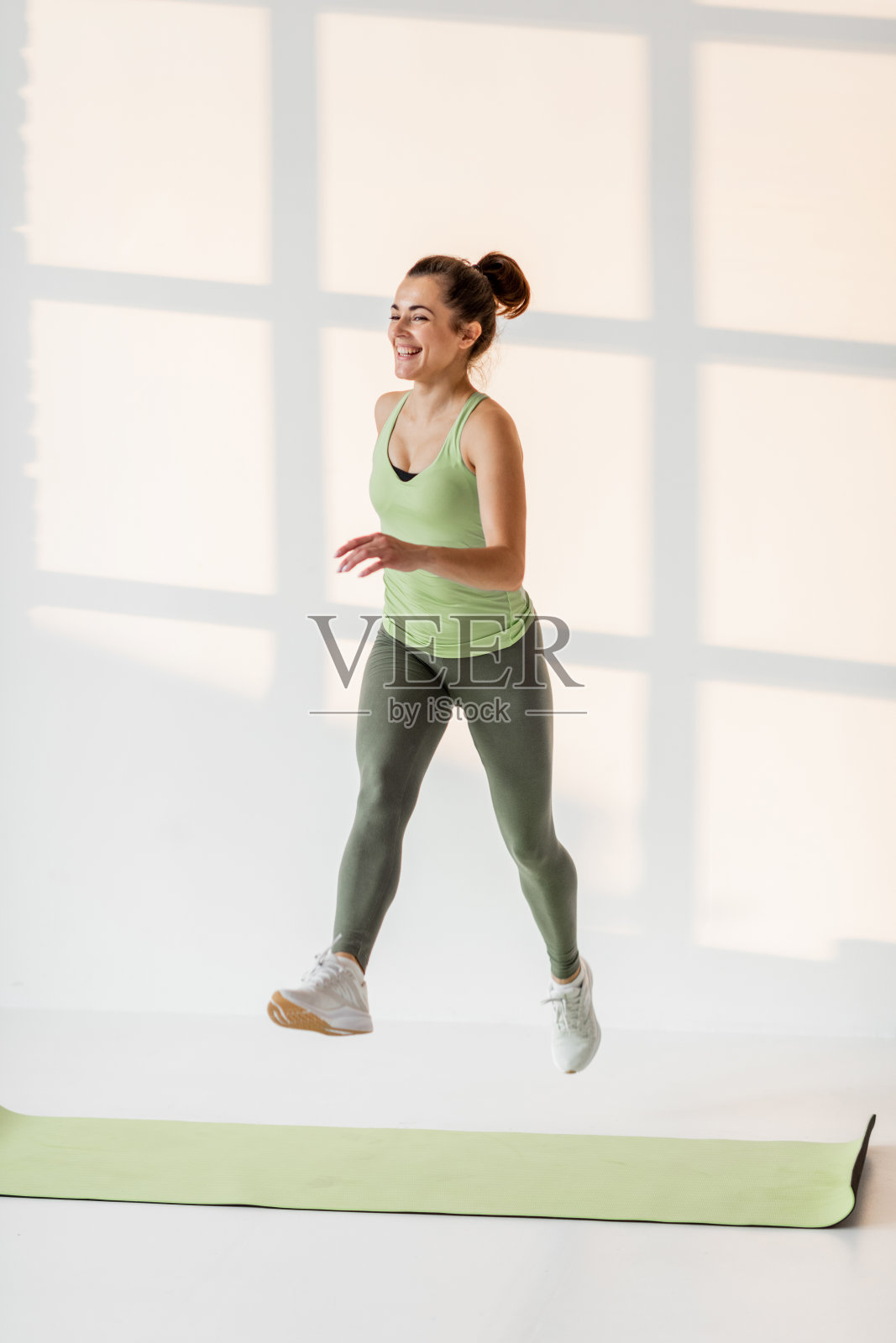 一个女运动员在健身训练的肖像照片摄影图片