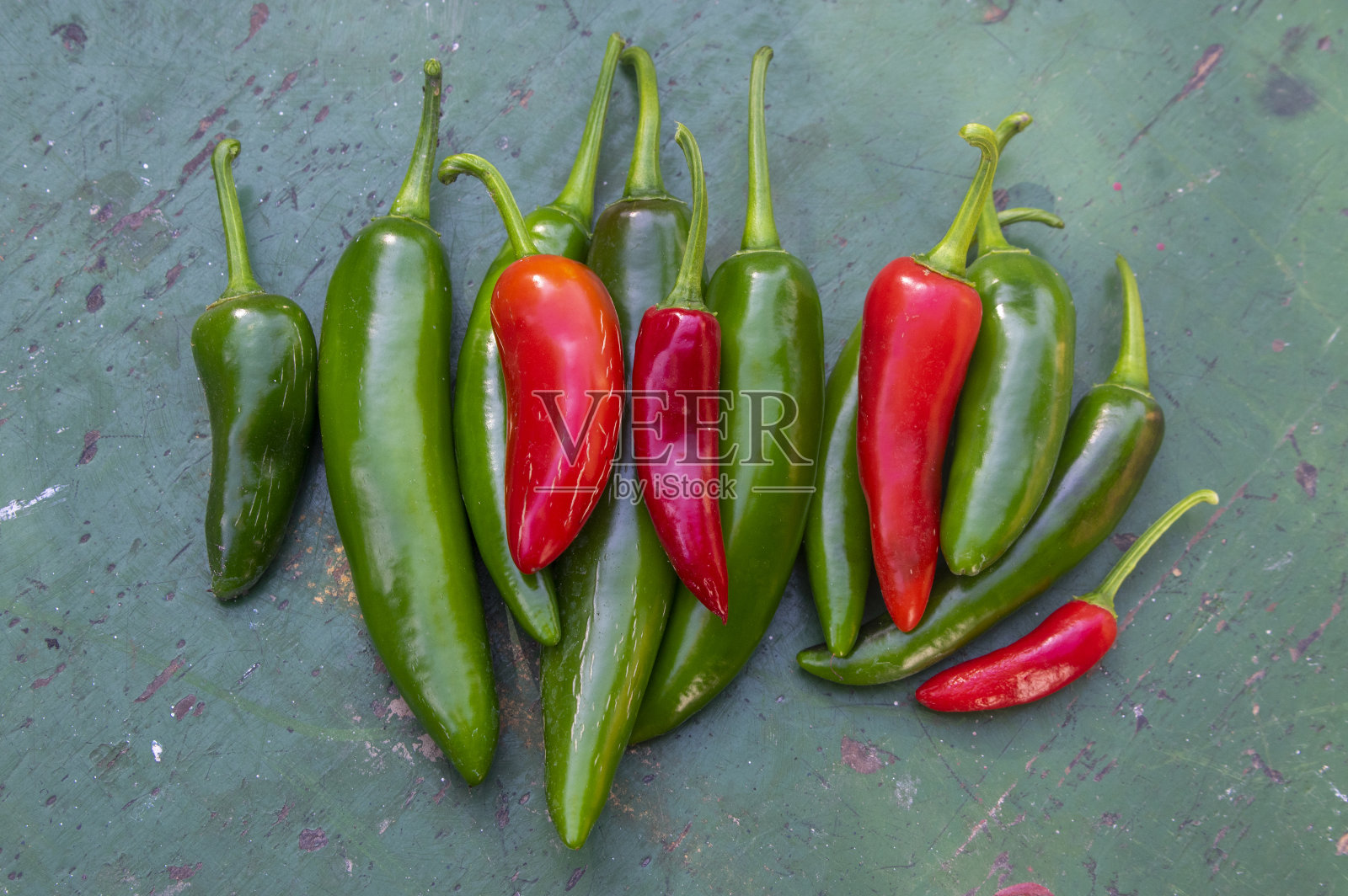 红辣椒,一组绿色和红色的水果放在彩色木制桌子的背景上照片摄影图片