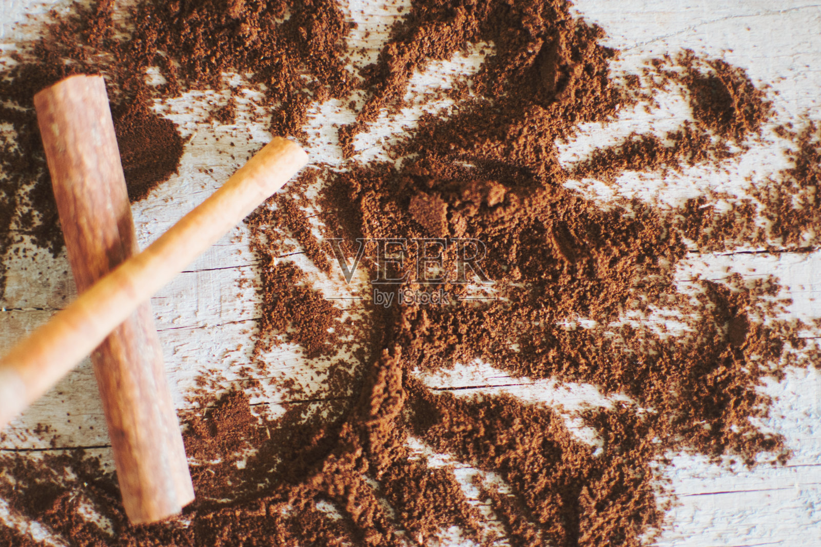 在木板上撒上肉桂粉的咖啡粉照片摄影图片