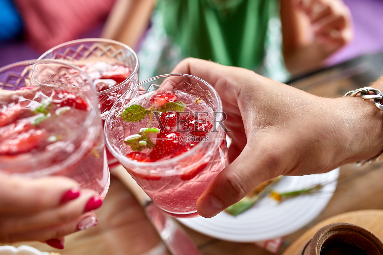 享受与家人或朋友的晚餐,干杯草莓柠檬汁照片摄影图片