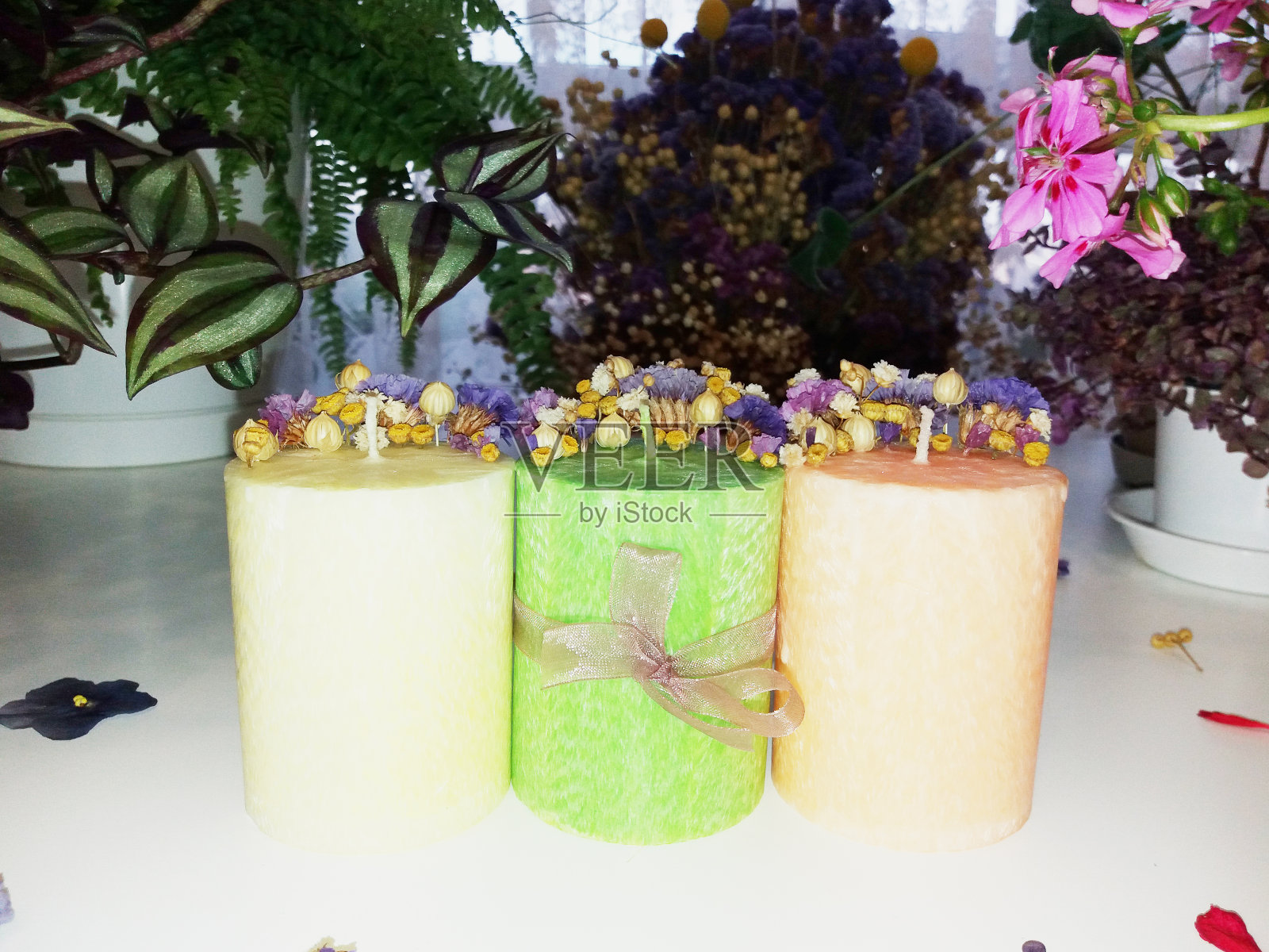 手工花大豆蜡烛与草药和水晶照片摄影图片