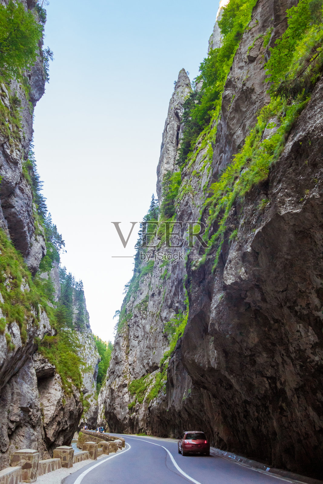罗马尼亚比卡斯峡谷的危险道路照片摄影图片
