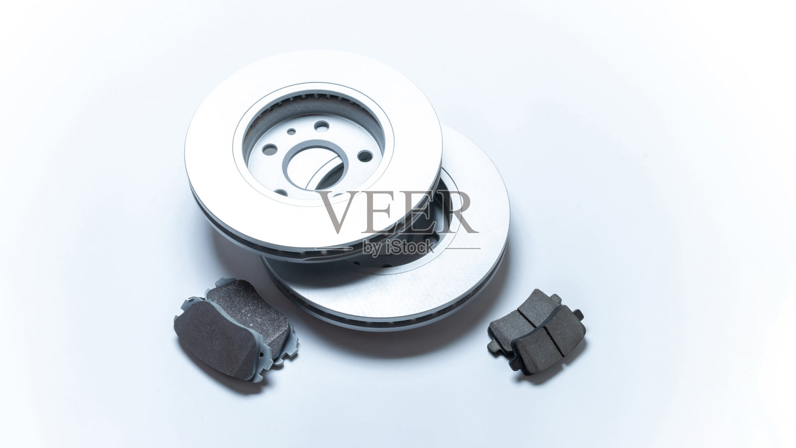 汽车服务的工具。新的金属汽车部件。汽车机械备件或汽车零件隔离在白色背景上。机械齿轮技术与空间为文本。照片摄影图片