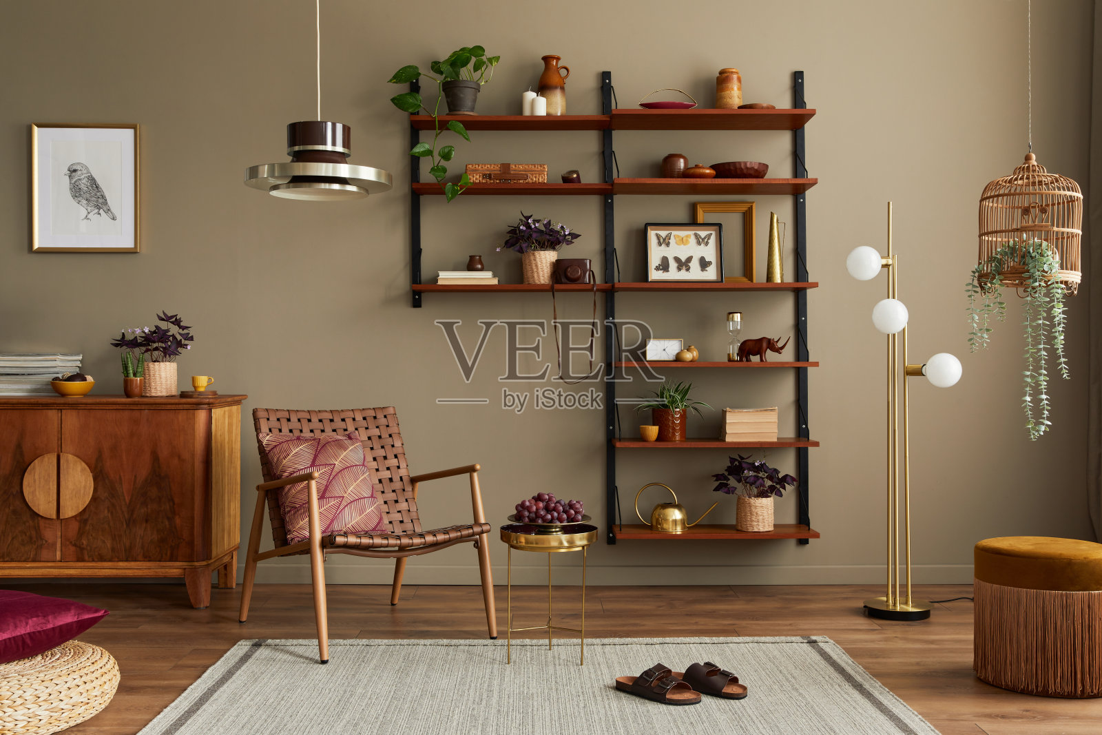 客厅内饰时尚,配有棕色木椅。模板。照片摄影图片