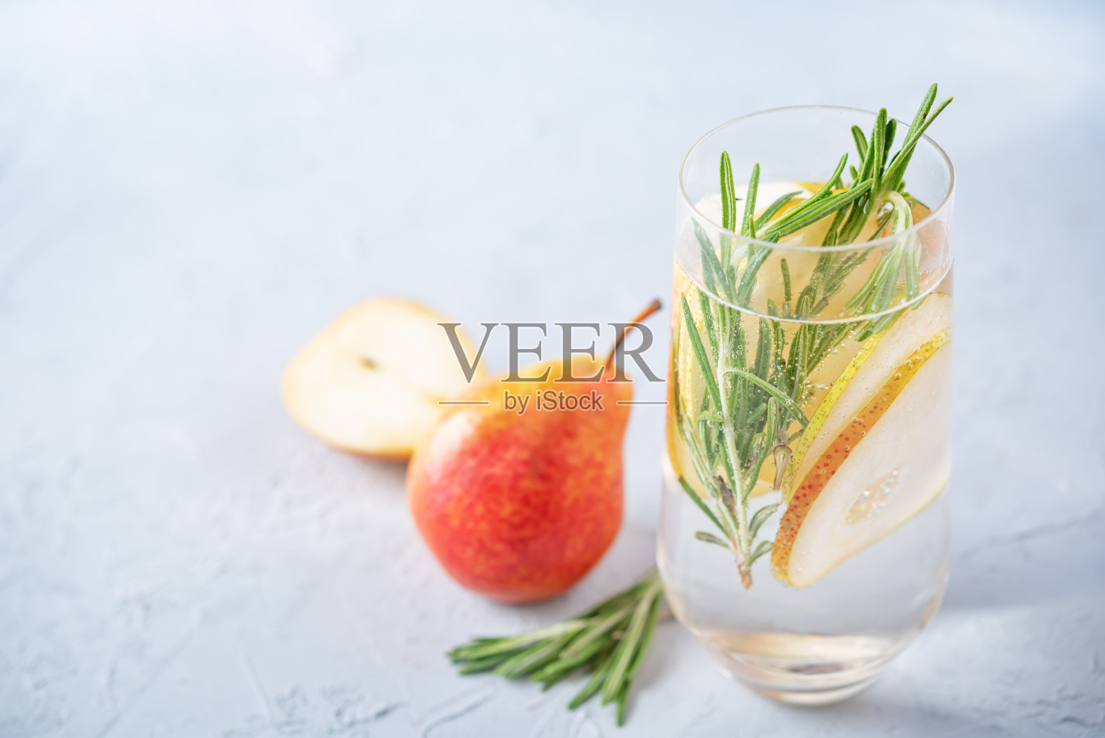 梨迷迭香配鲜梨鸡尾酒照片摄影图片