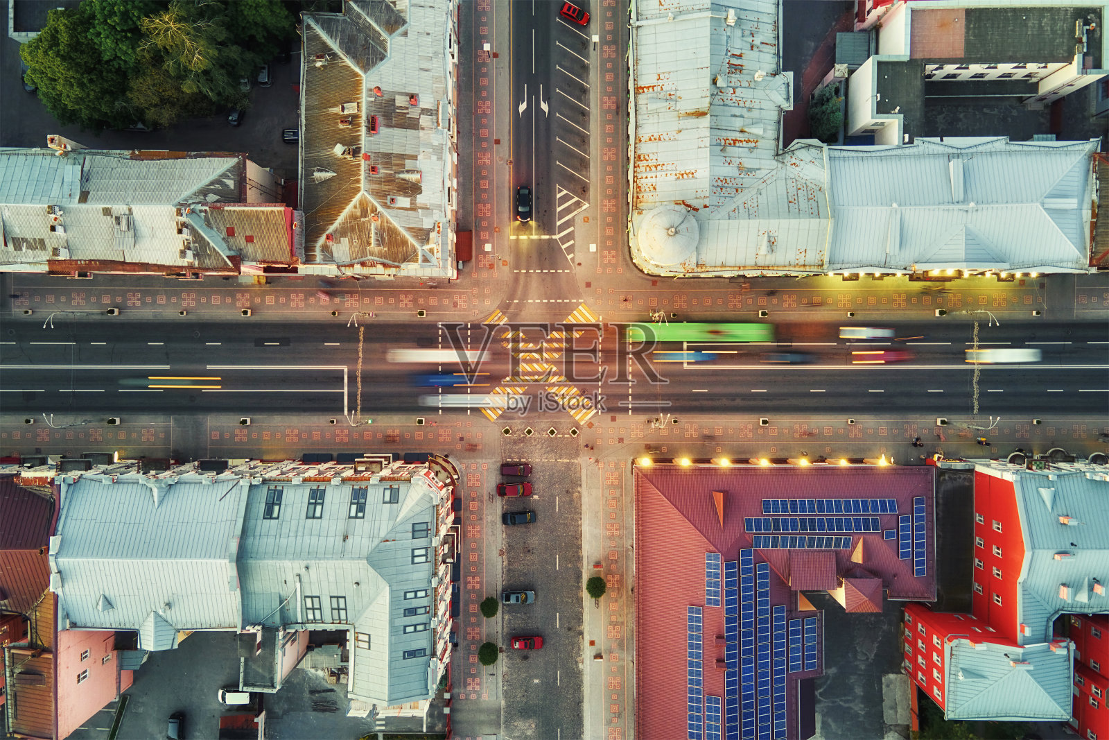 在城市的十字路口有模糊的汽车照片摄影图片