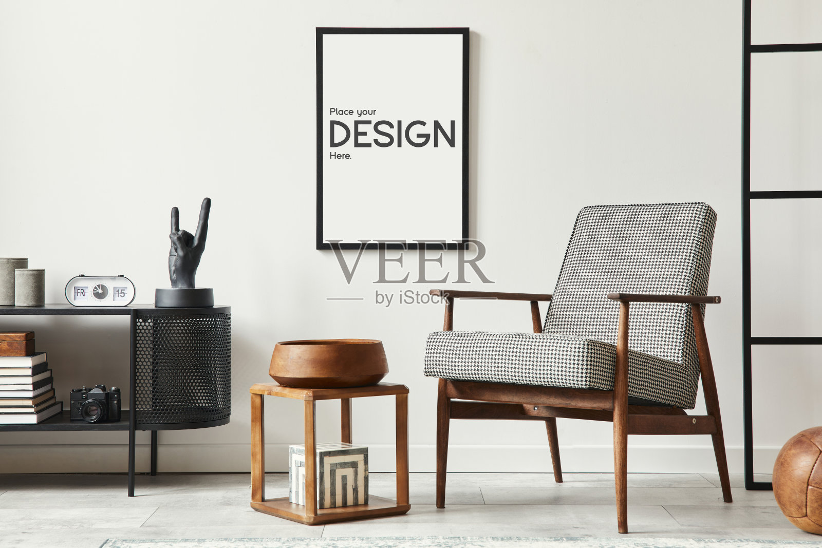 时尚的斯堪的纳维亚组成客厅设计扶手椅和黑色模拟海报框架。模板。照片摄影图片