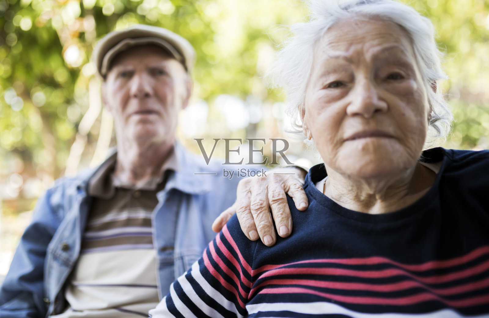 幸福的80多岁老年夫妇肖像照片摄影图片