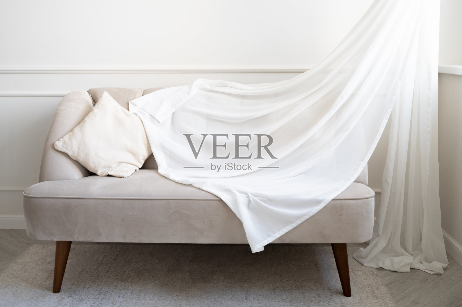 浅色复古沙发在一个明亮的室内照片摄影图片