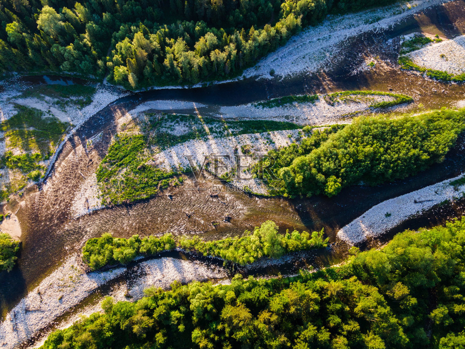 波兰塔特拉山脉Podhale地区的Bialka河。无人机的观点照片摄影图片