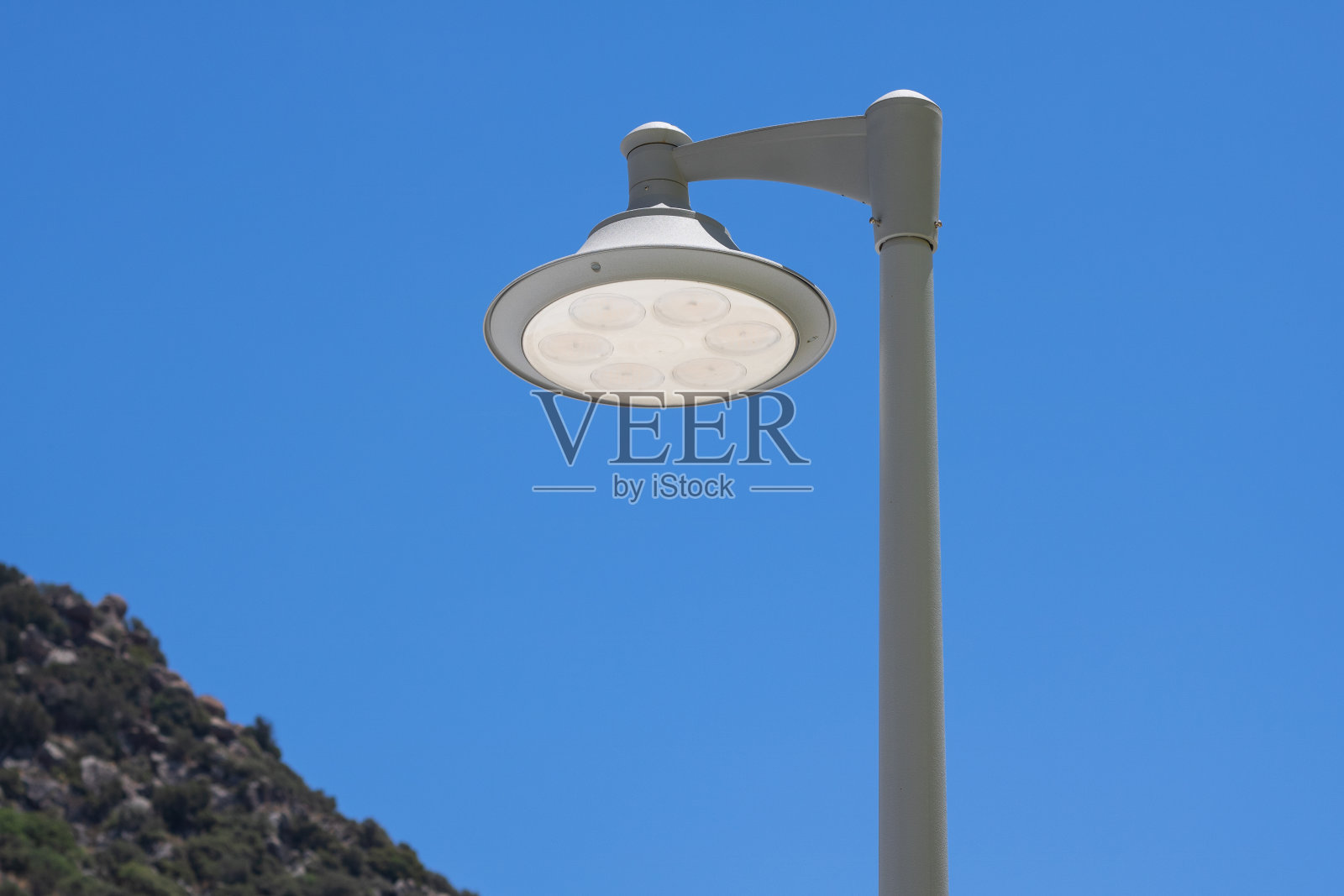 蓝色天空中的灯杆照片摄影图片