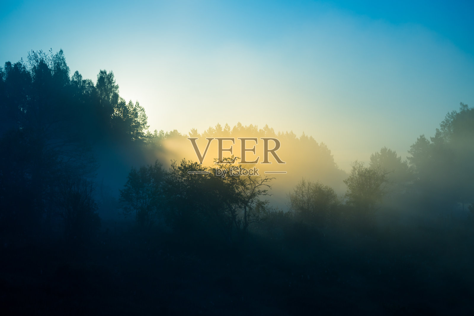 小河谷上薄雾缭绕的日出景观。照片摄影图片