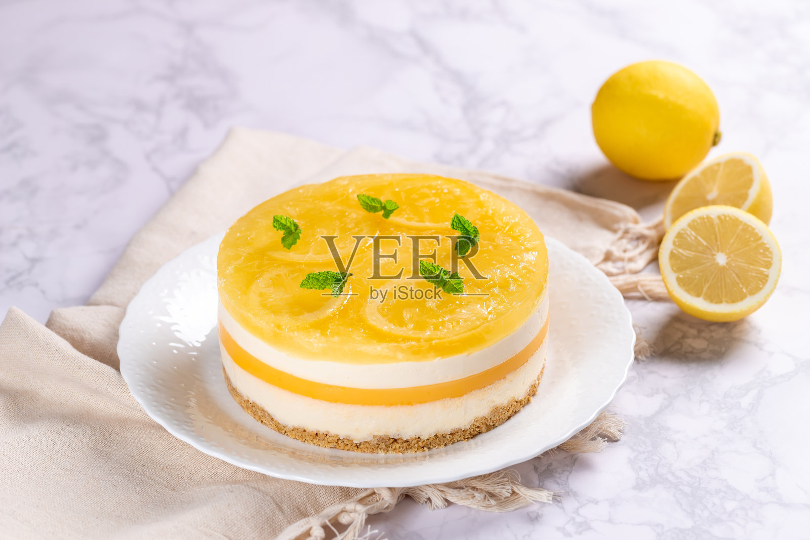 自制分层柠檬芝士蛋糕孤立在大理石背景照片摄影图片