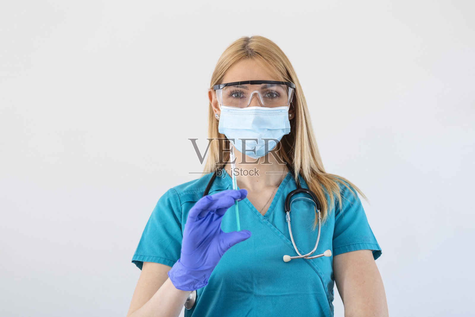 手持COVID-19疫苗的女医生。医疗保健和医疗概念。疫苗小瓶剂量流感针剂注射器,医学概念接种皮下注射治疗照片摄影图片