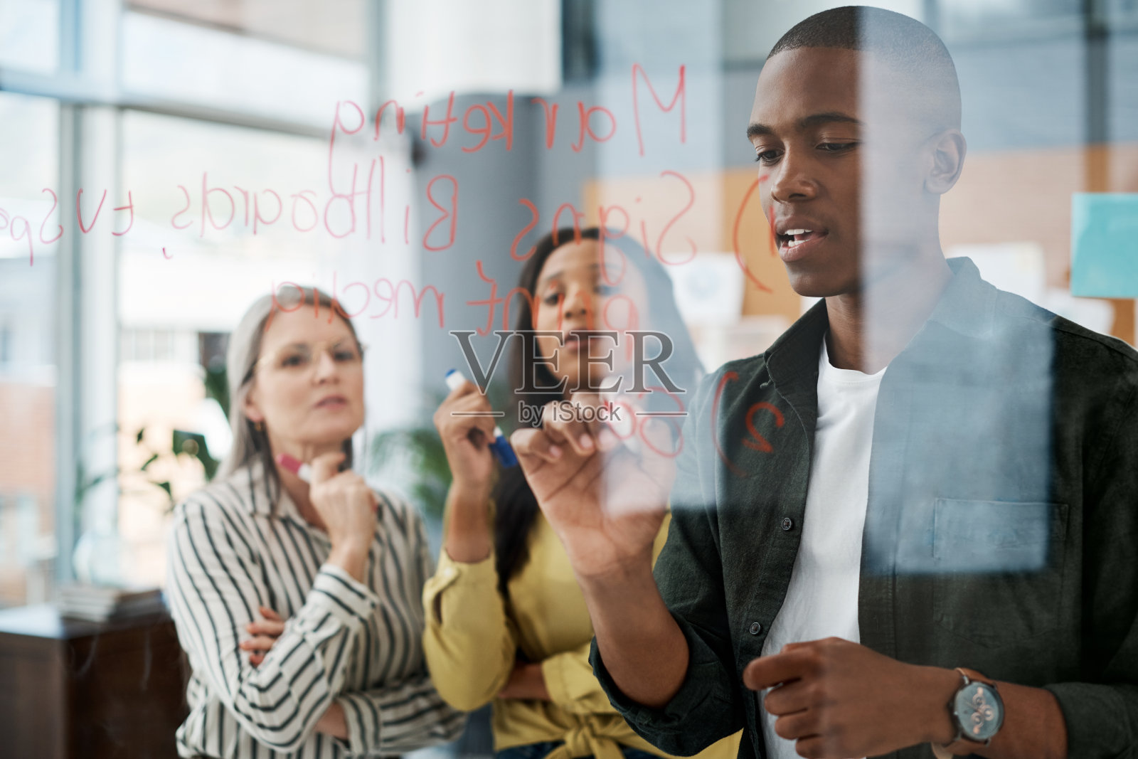 这是一群商务人士在现代办公室里头脑风暴的照片照片摄影图片