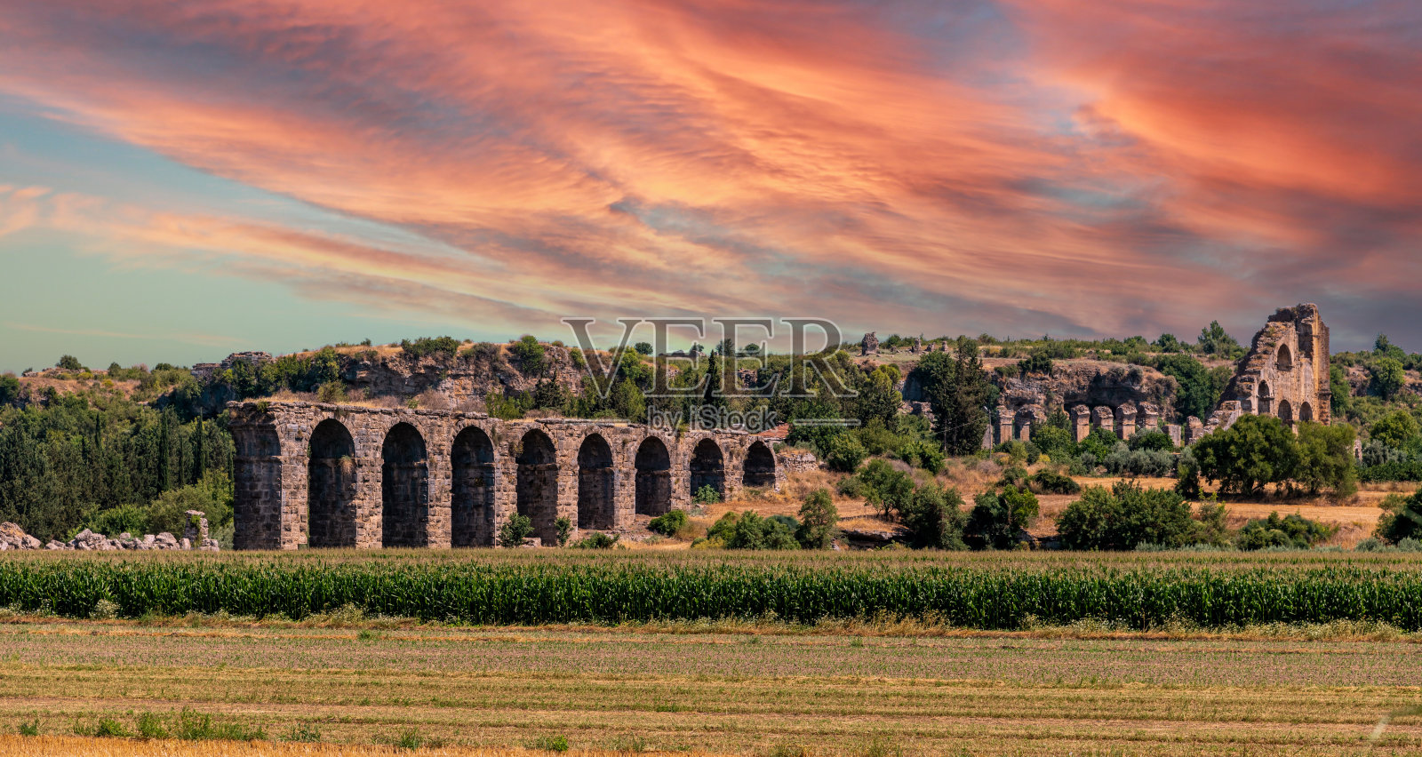 土耳其安塔利亚古城阿斯彭多斯的水渠。照片摄影图片