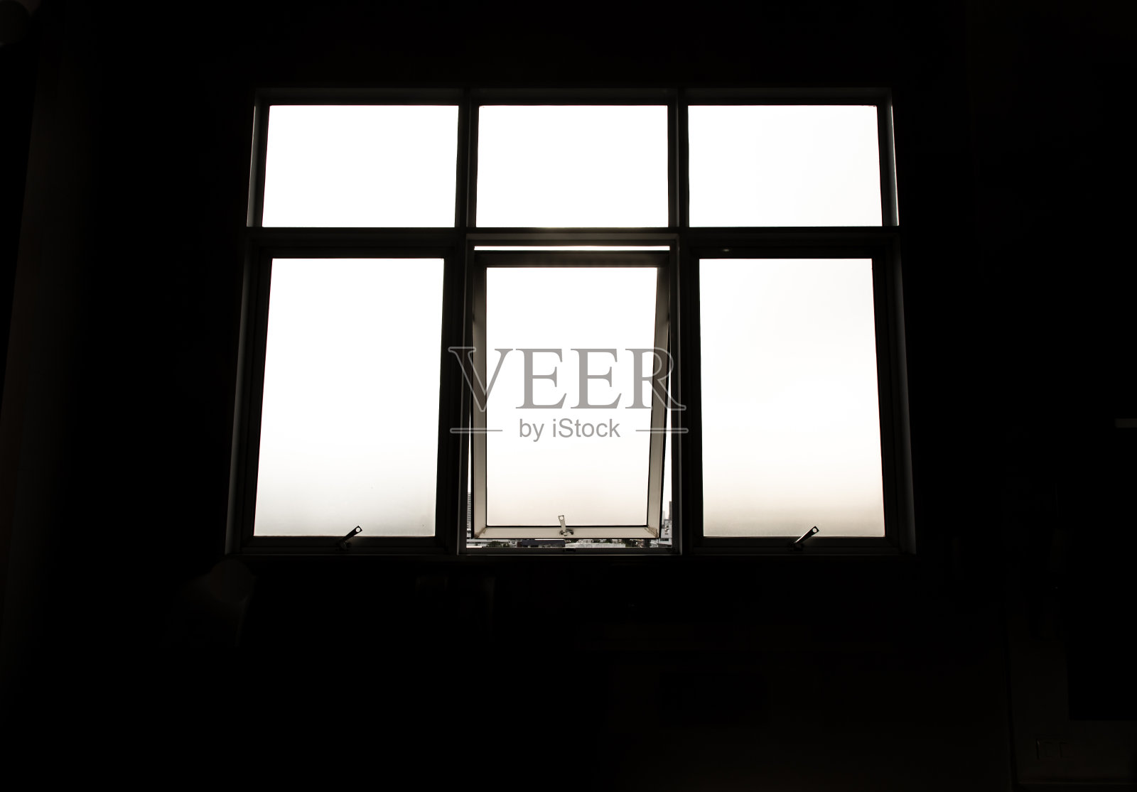 大玻璃窗的轮廓在黑色背景上形成框架。照片摄影图片