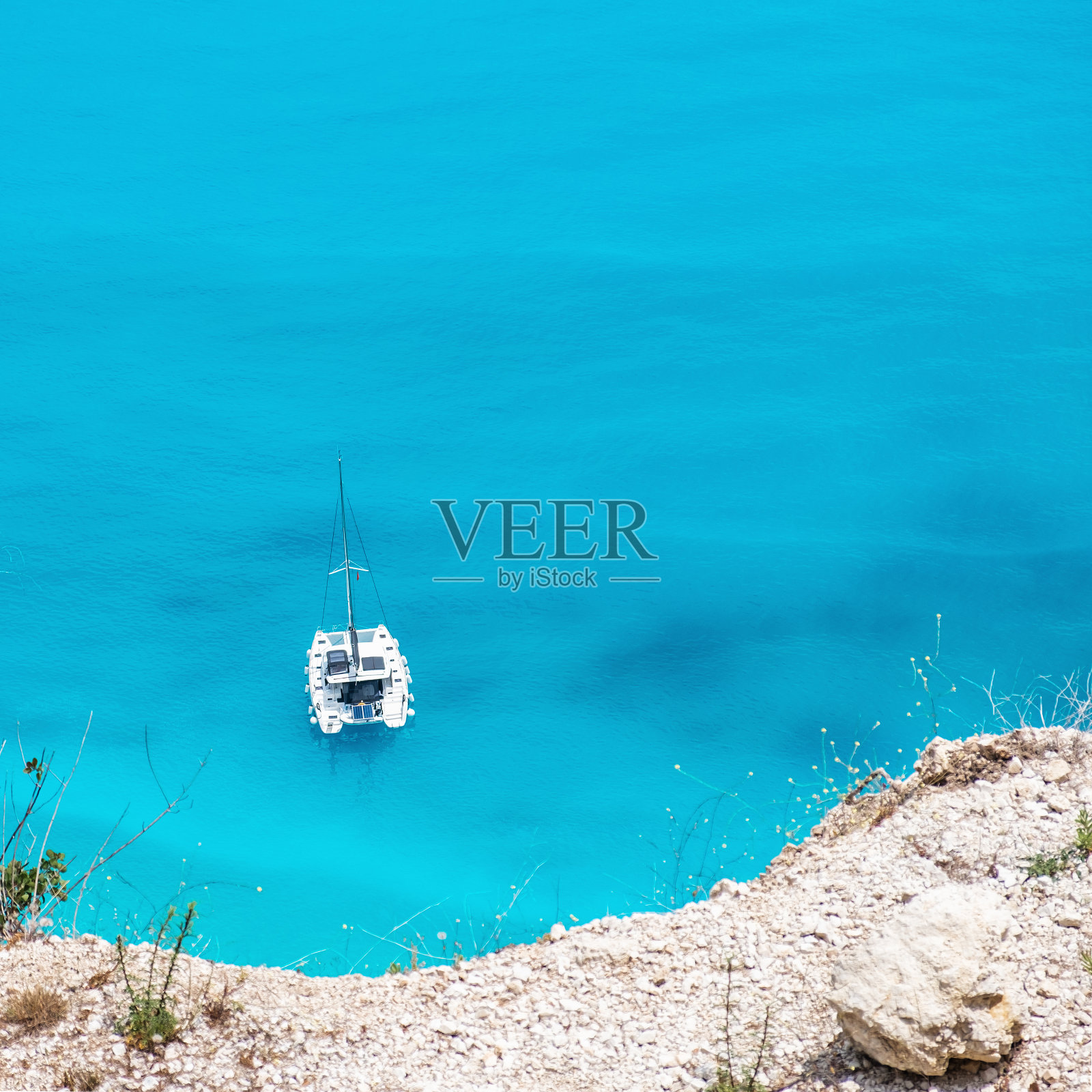 游艇在绿松石蓝色的海洋,从上面看。照片摄影图片